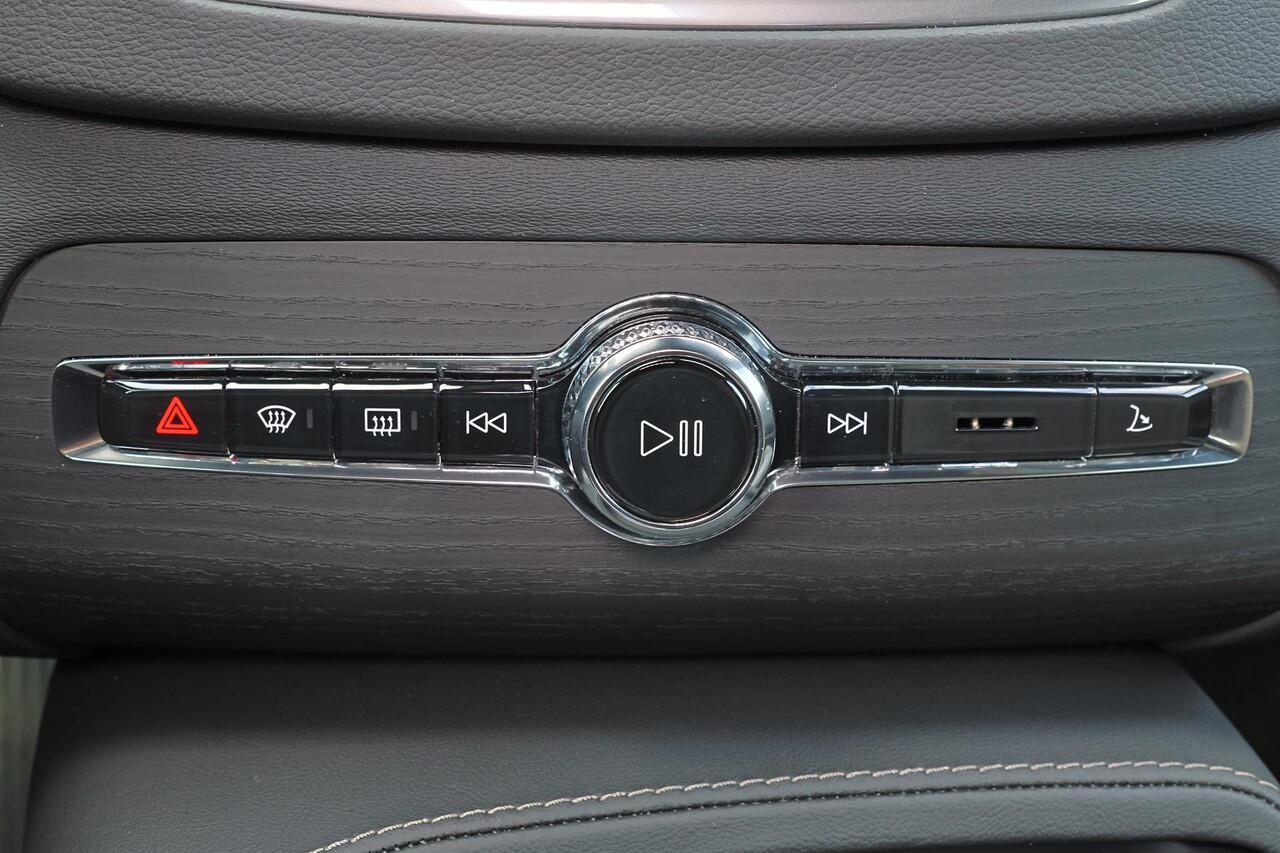 Volvo XC90 T8 Recharge AWD Plus Dark - Luchtvering - Panorama/schuifdak - IntelliSafe Assist & Surround - 360º Camera - Harman/Kardon audio - Adaptieve LED koplampen - Verwarmde voorstoelen, stuur & achterbank - Parkeersensoren voor & achter - Elektr. bedienb. voors