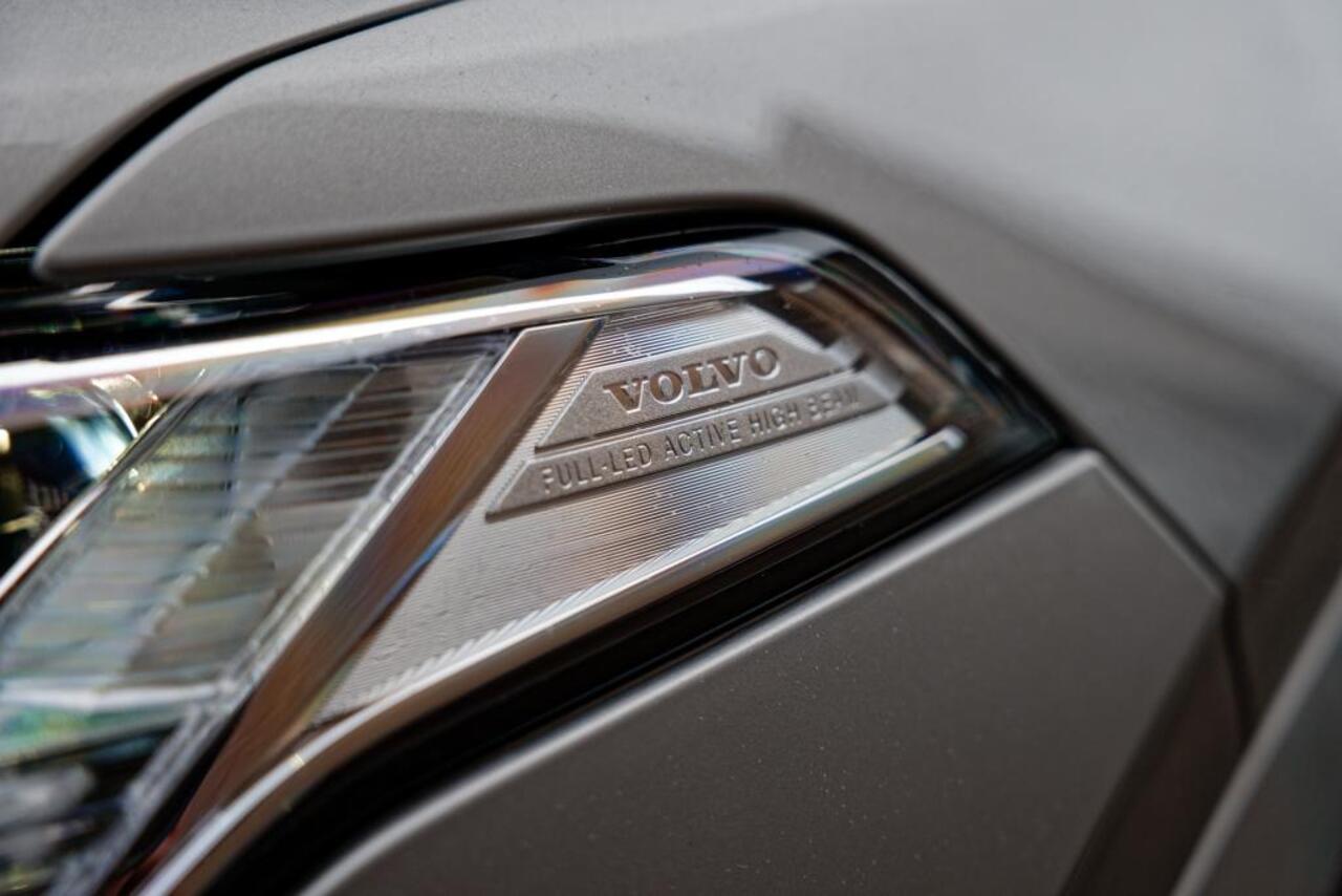 Volvo XC90 2.0 T8 Longrange B&W, Luchtvering, HUD, 22" LM velgen, 360 camera, enz