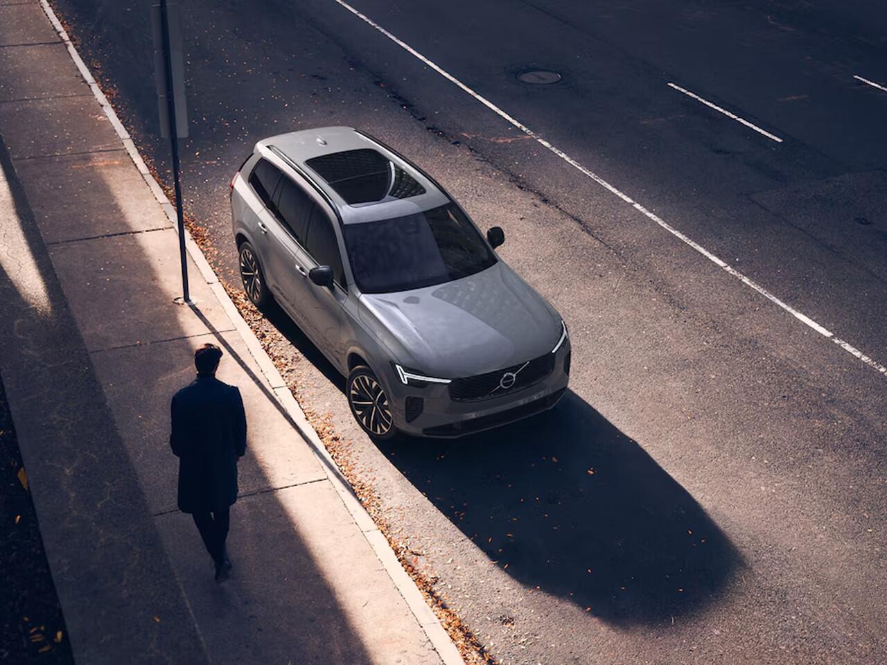 Volvo XC90 T8 Plug-in hybrid AWD Ultra Dark | Panoramadak | 360° camera | Head-up Display | Luchtvering | Harman Kardon | Stoel- en Stuurverwarming | Trekhaak