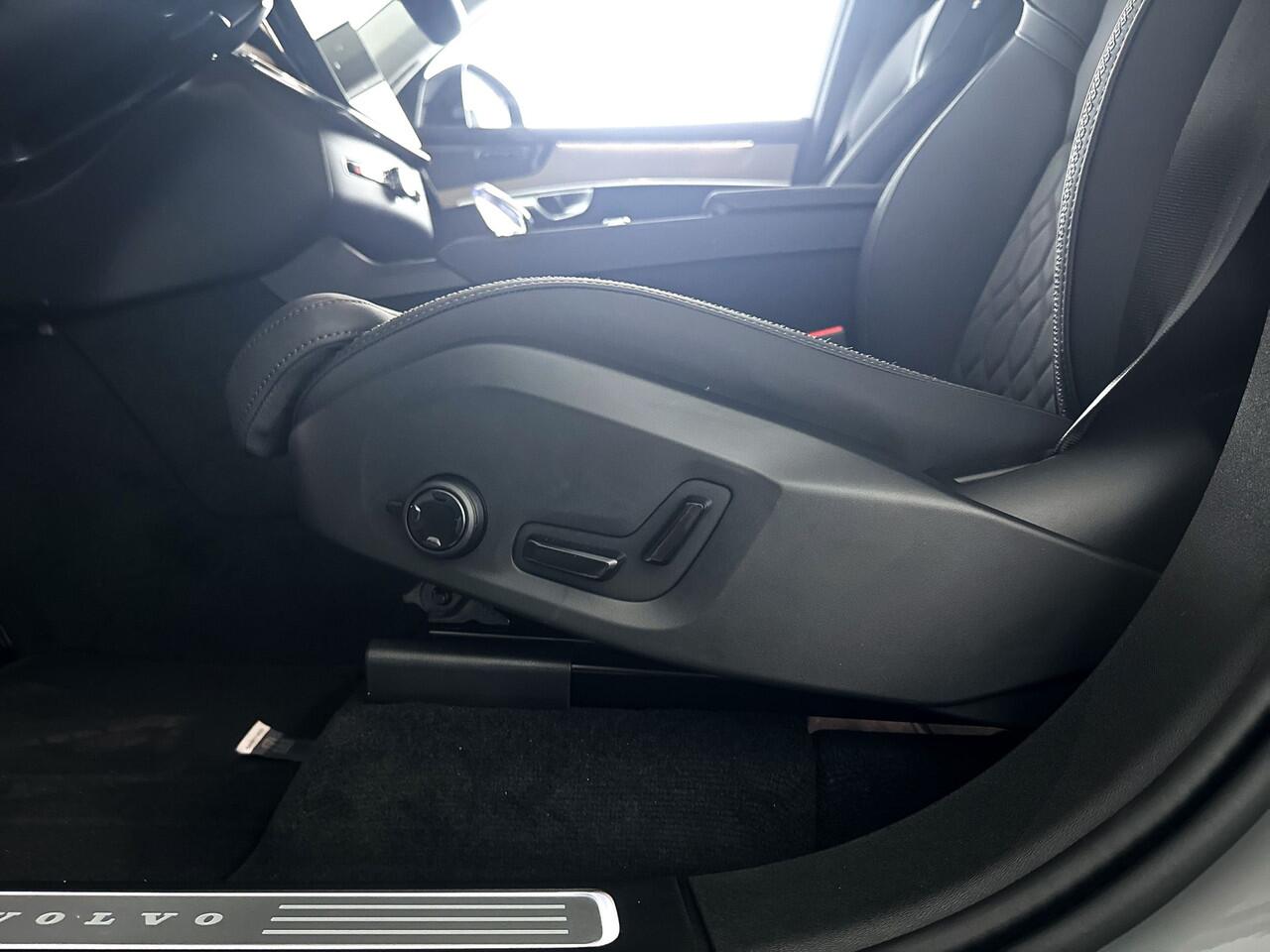 Volvo XC90 T8 Plug-in hybrid AWD Ultra Dark | Panoramadak | 360° camera | Head-up Display | Luchtvering | Harman Kardon | Stoel- en Stuurverwarming | Trekhaak