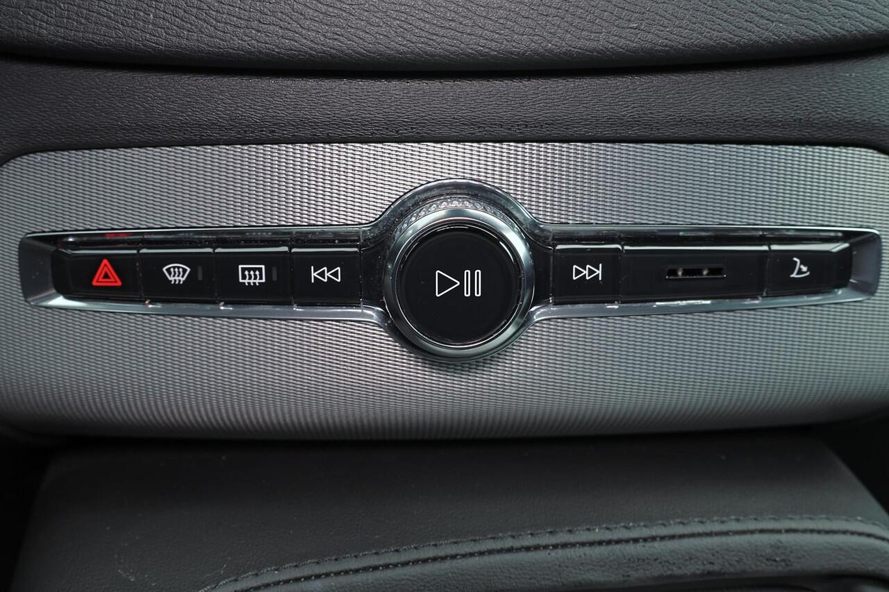 Volvo XC90 T8 Recharge AWD Core Bright - IntelliSafe Assist & Surround - Harman/Kardon audio - Adaptieve LED koplampen - Parkeercamera achter - Verwarmde voorstoelen, stuur & achterbank - Parkeersensoren voor & achter - Draadloze tel. lader - Extra getint glas - 20'