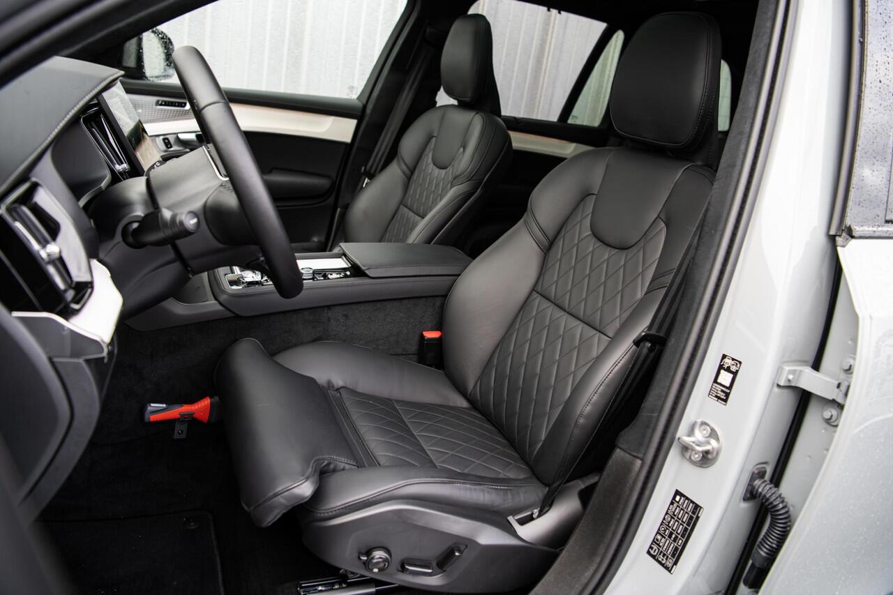 Volvo XC90 2.0 T8 Plug-in hybrid AWD Ultra Dark | Facelift | Black Edition | Trekhaak | Selected Level | Heico | Bowers & Wilkins | Gelamineerd Glas | Luchtvering | 22" Velgen |