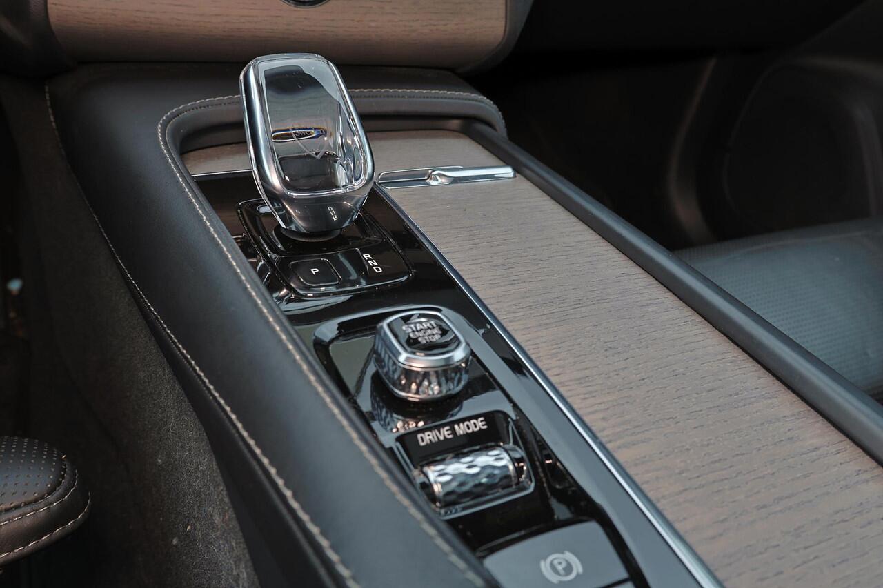 Volvo XC90 T8 AWD Inscription Intro Edition - Luchtvering - Panorama/schuifdak - IntelliSafe Assist & Surround - 360º Camera - Harman/Kardon audio - Adaptieve LED koplampen - Verwarmde voorstoelen - Parkeersensoren voor & achter - Elektr. bedienb. voorstoelen met ge