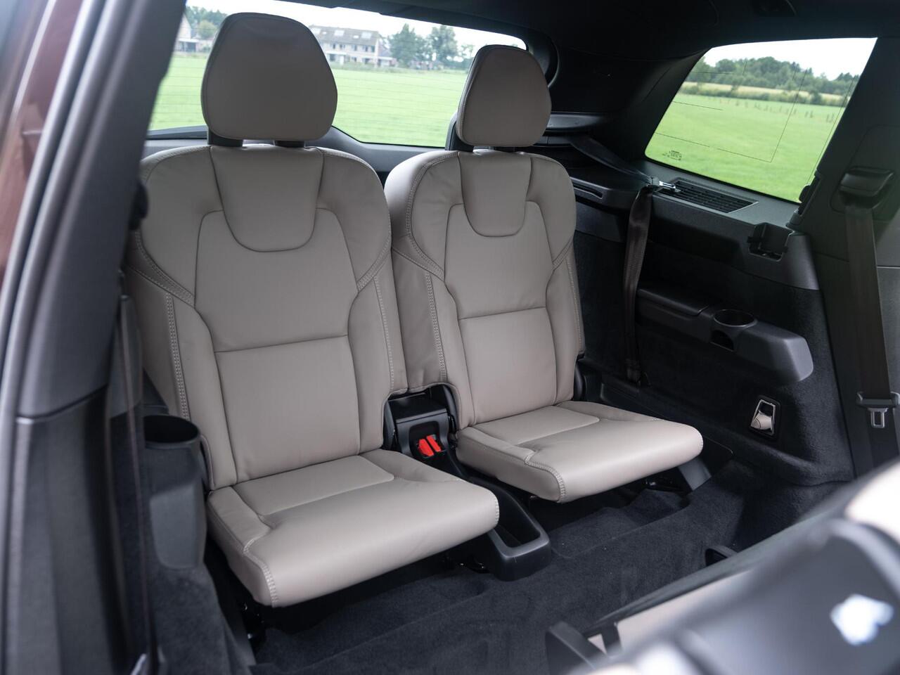 Volvo XC90 2.0 T8 Plug-in hybrid AWD Ultra Dark MY26 455pk | 7p | B&W Surround Stereo | Elek Trekhaak | Luchtvering | Nappa volleder + Stoelkoeling + Massage | 22" | HUD | Etc.. Etc..