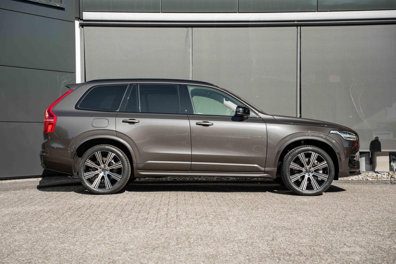 Volvo XC90 T8 Recharge AWD Ultimate Dark | Panoramadak | Luchtvering | Semi elektrische trekhaak | Premium audio by Harman Kardon | Verwarmbare voorstoelen, achterbank en stuurwiel | Head up display | Rondomzicht Camera | 21 inch Lichtmetalen velgen | Alarmklasse 3