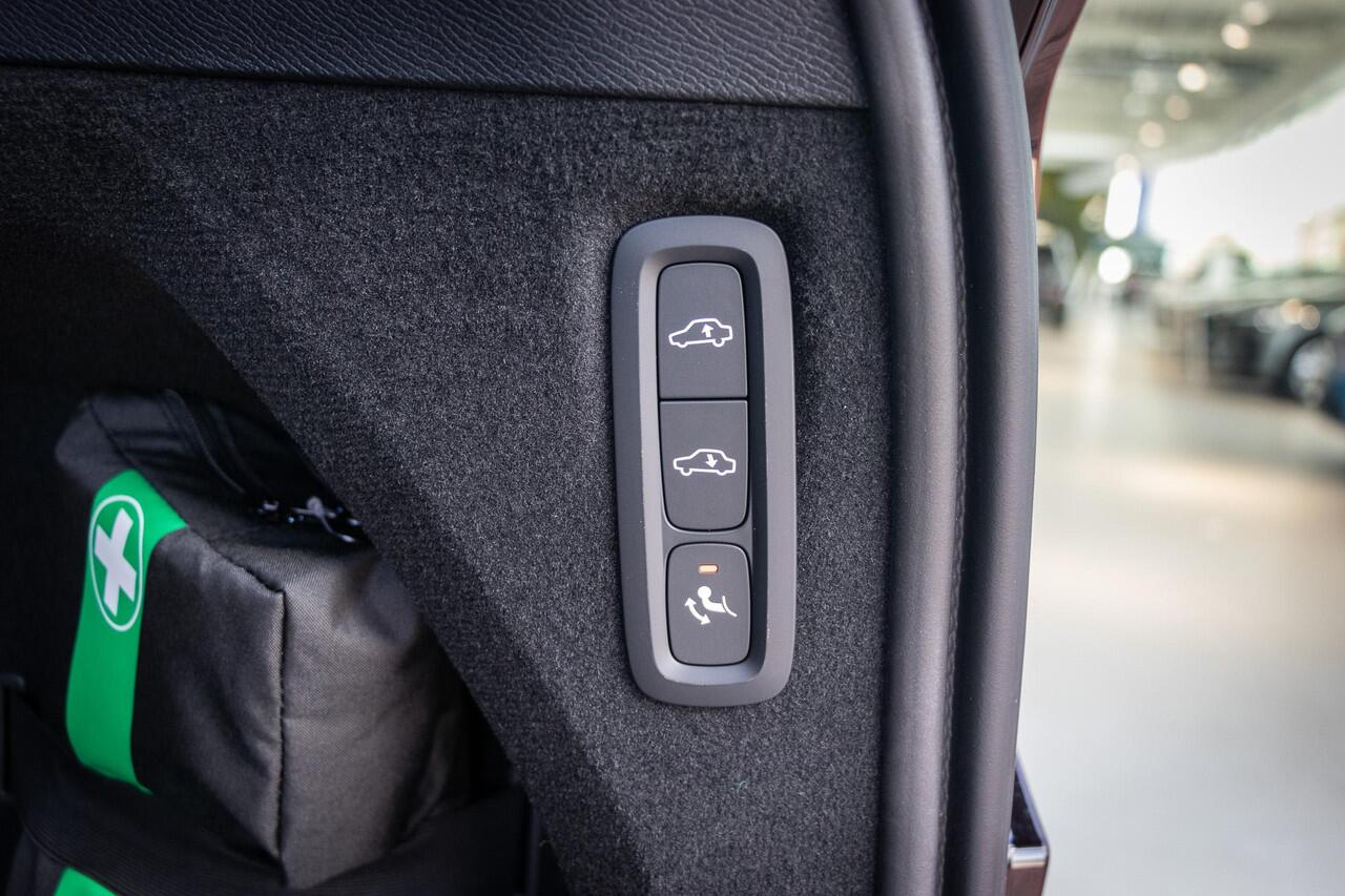 Volvo XC90 2.0 T8 Plug-in hybrid AWD Ultra Dark | Bowers & Wilkings Premium Audio | Luchtvering | 360 Camera | Head-Up | Massage + ventilatie | Extra Getint Glas | Trekhaak inklapbaar |