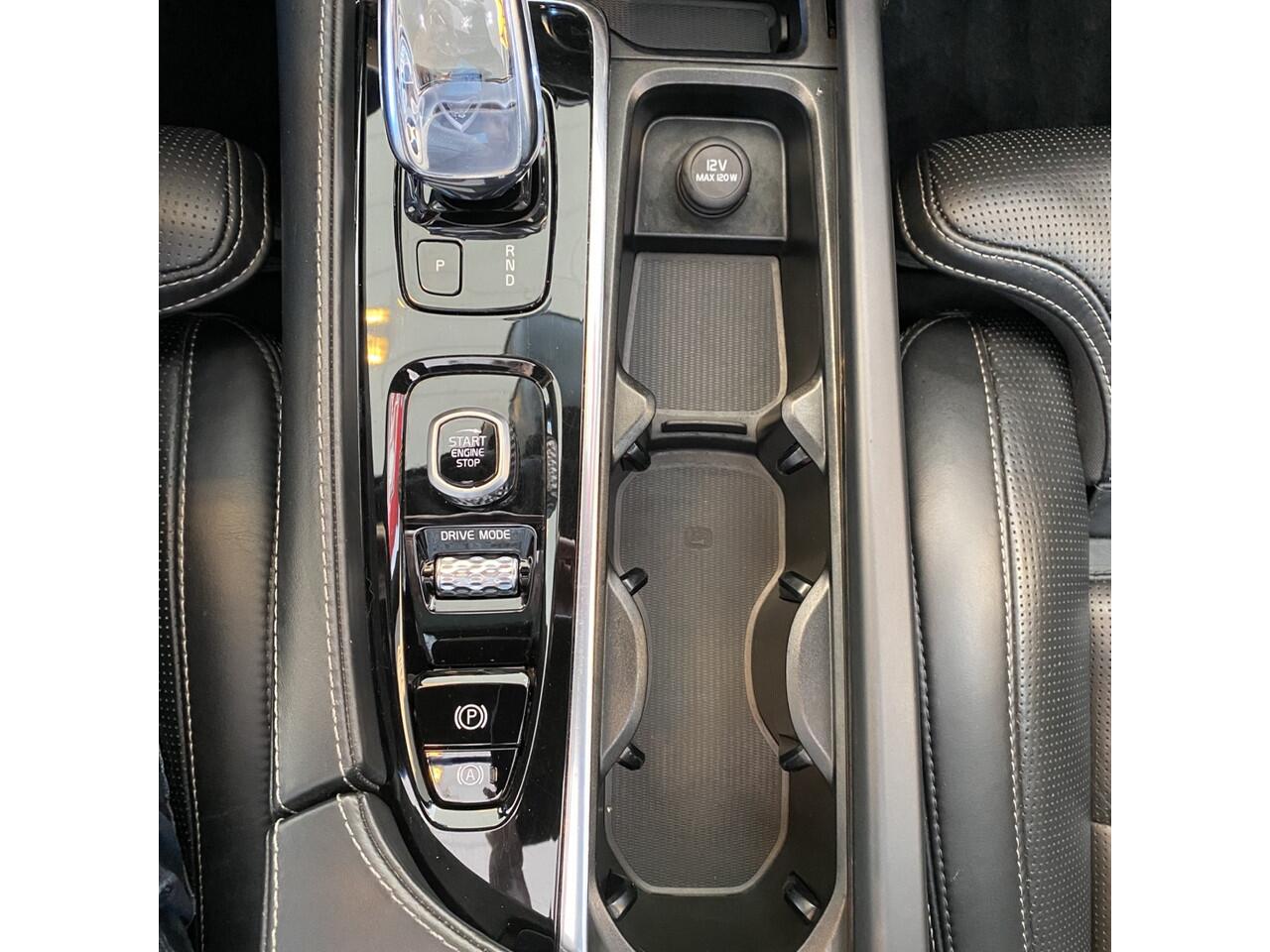 Volvo XC90 2.0 T8 Twin Engine AWD Inscription Intro Edition/Automaat/7-Persoons/Dealeronderhouden/NL Auto/Trekhaak/Panoramadak/390pk/Plug-in Hybride/Head Up Display/Keyless/360 gr.camera/Memorystoelen/Harman Kardon Audio/Stoelverwarming&Verkoeling/Stuurverwarming/En