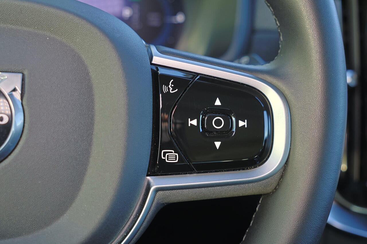 Volvo XC90 T8 Recharge AWD Ultra Dark - Luchtvering - Panorama/schuifdak - IntelliSafe Assist & Surround - 360º Camera - Bowers & Wilkins audio - Adaptieve LED koplampen - Verwarmde voorstoelen, stuur & achterbank - Parkeersensoren voor & achter - Elektr. bedienb. v