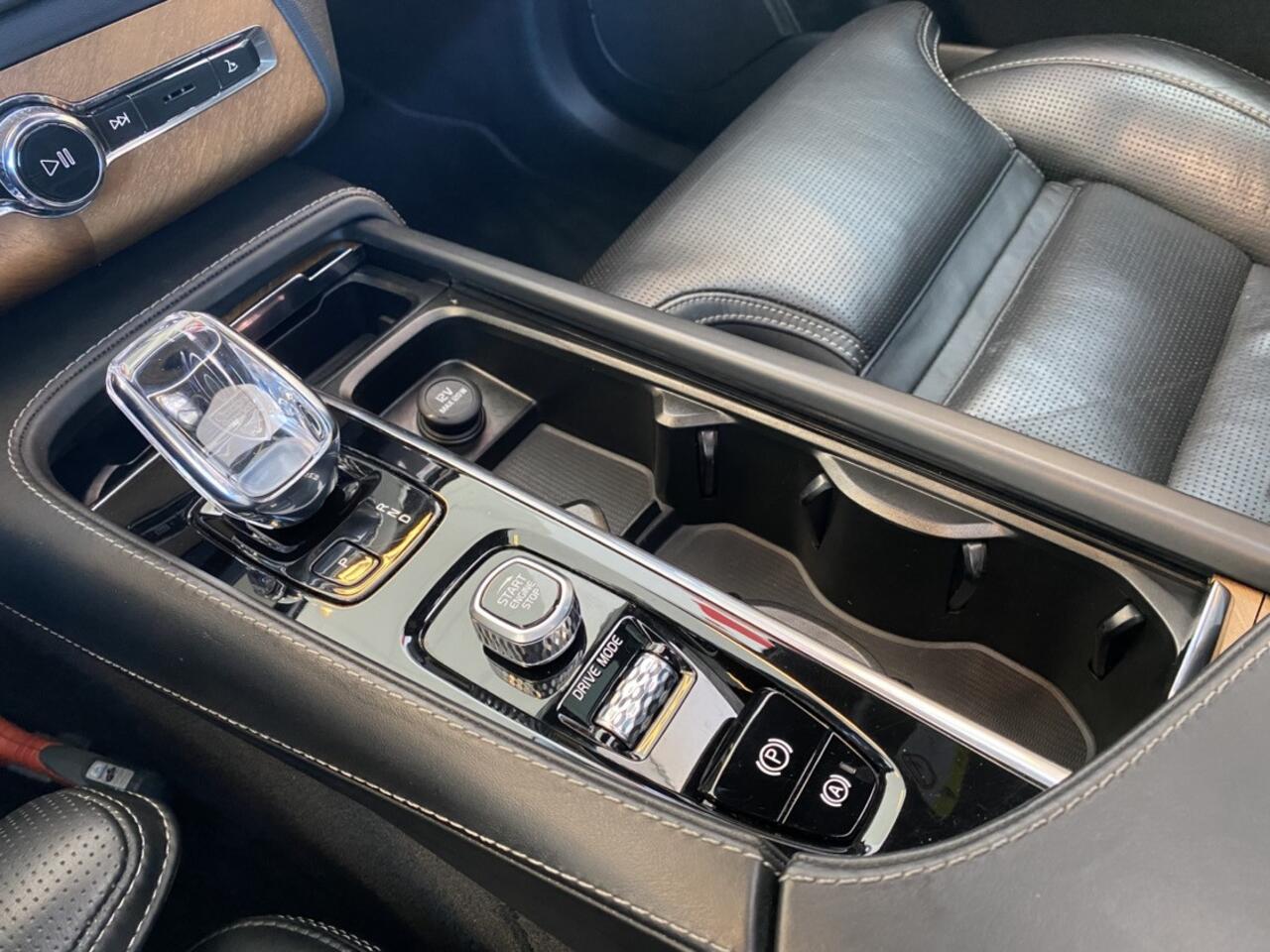 Volvo XC90 2.0 T8 Twin Engine AWD Inscription Intro Edition/Automaat/7-Persoons/Dealeronderhouden/NL Auto/Trekhaak/Panoramadak/390pk/Plug-in Hybride/Head Up Display/Keyless/360 gr.camera/Memorystoelen/Harman Kardon Audio/Stoelverwarming&Verkoeling/Stuurverwarming/En