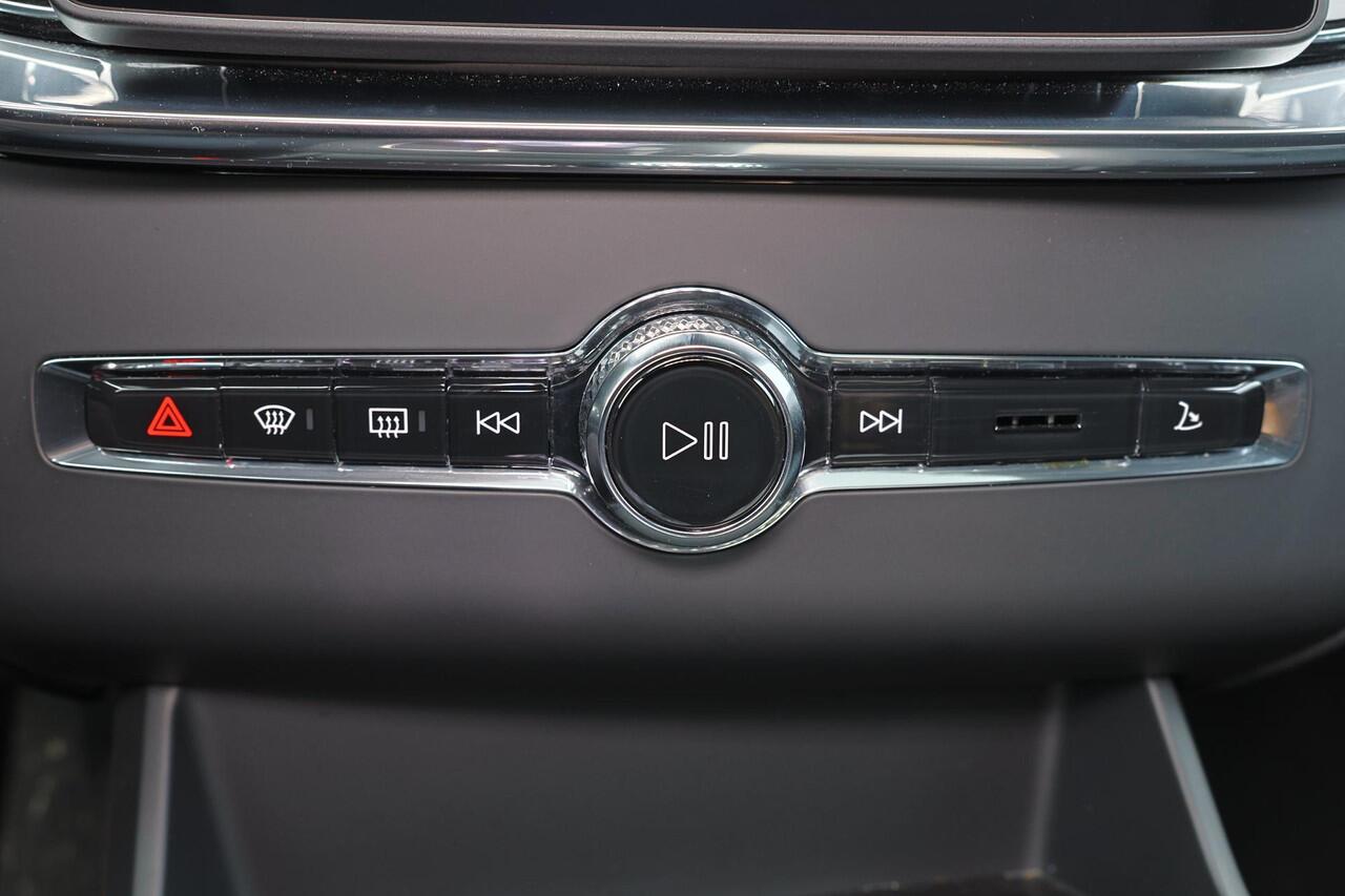 Volvo XC90 T8 Recharge AWD Ultra Dark - Luchtvering - Panorama/schuifdak - IntelliSafe Assist & Surround - 360º Camera - Bowers & Wilkins audio - Verwarmde voorstoelen, stuur & achterbank - Parkeersensoren voor & achter - Elektr. bedienb. voorstoelen met geheugen - 