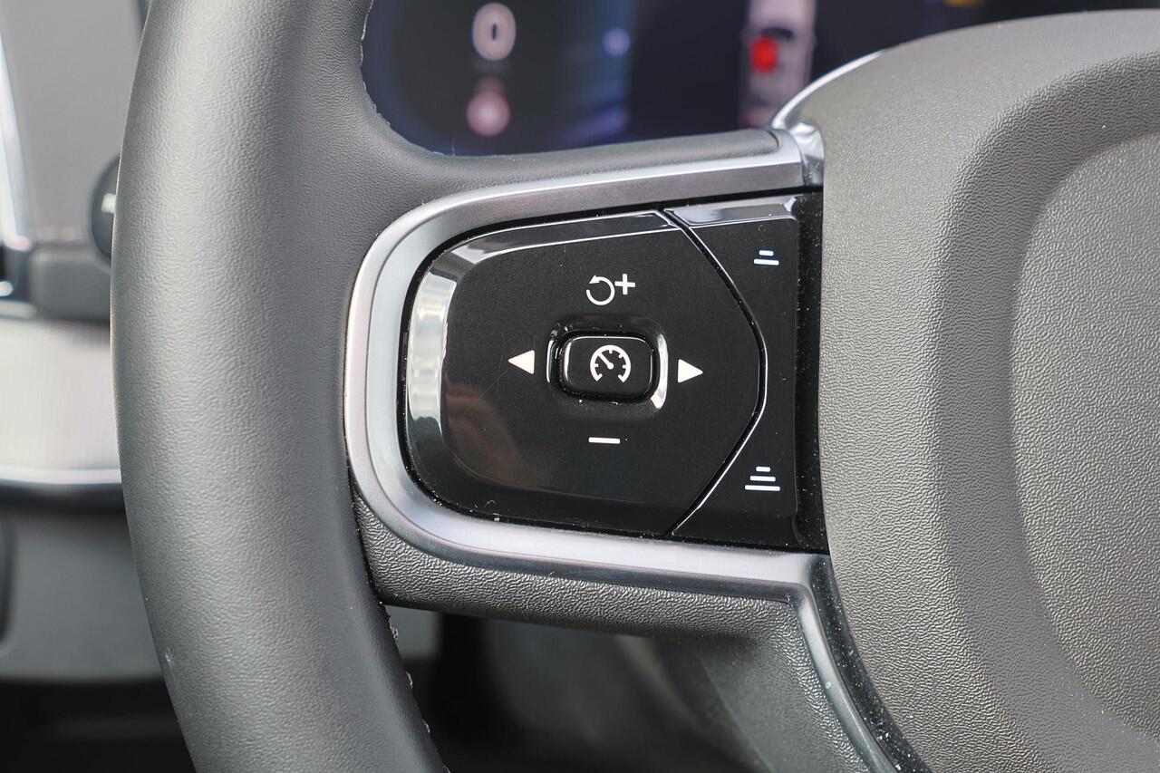 Volvo XC90 T8 Recharge AWD Plus Dark - IntelliSafe Assist & Surround - Harman/Kardon audio - Adaptieve LED koplampen - Parkeercamera achter - Verwarmde voorstoelen, stuur & achterbank - Parkeersensoren voor & achter - Elektr. bedienb. voorstoelen met geheugen - Draa