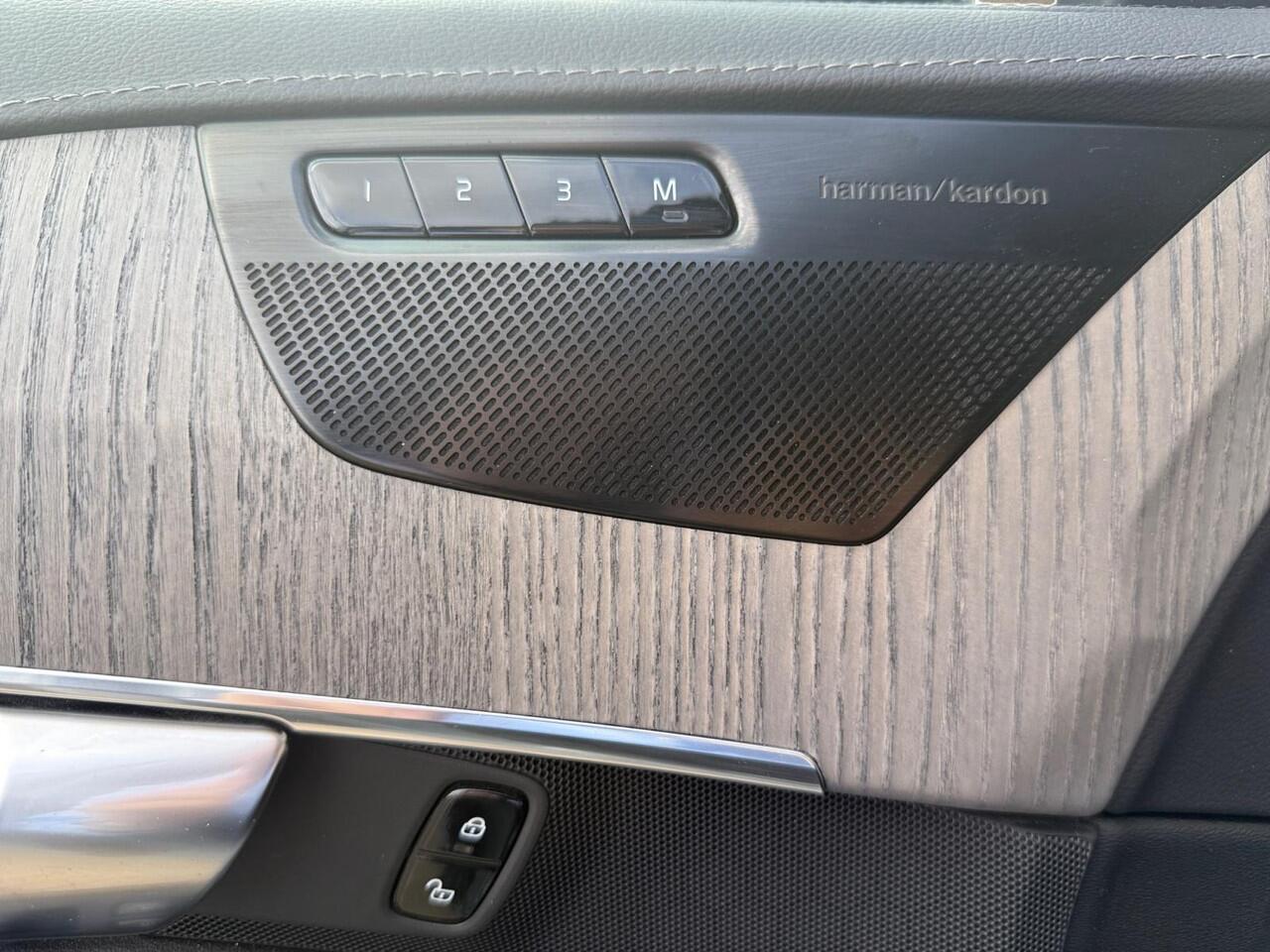 Volvo XC90 2.0 T8 Recharge AWD Ultimate Dark | Luchtvering | Extra getint glas | Trekhaak | Stoelverwarming en ventilatie |