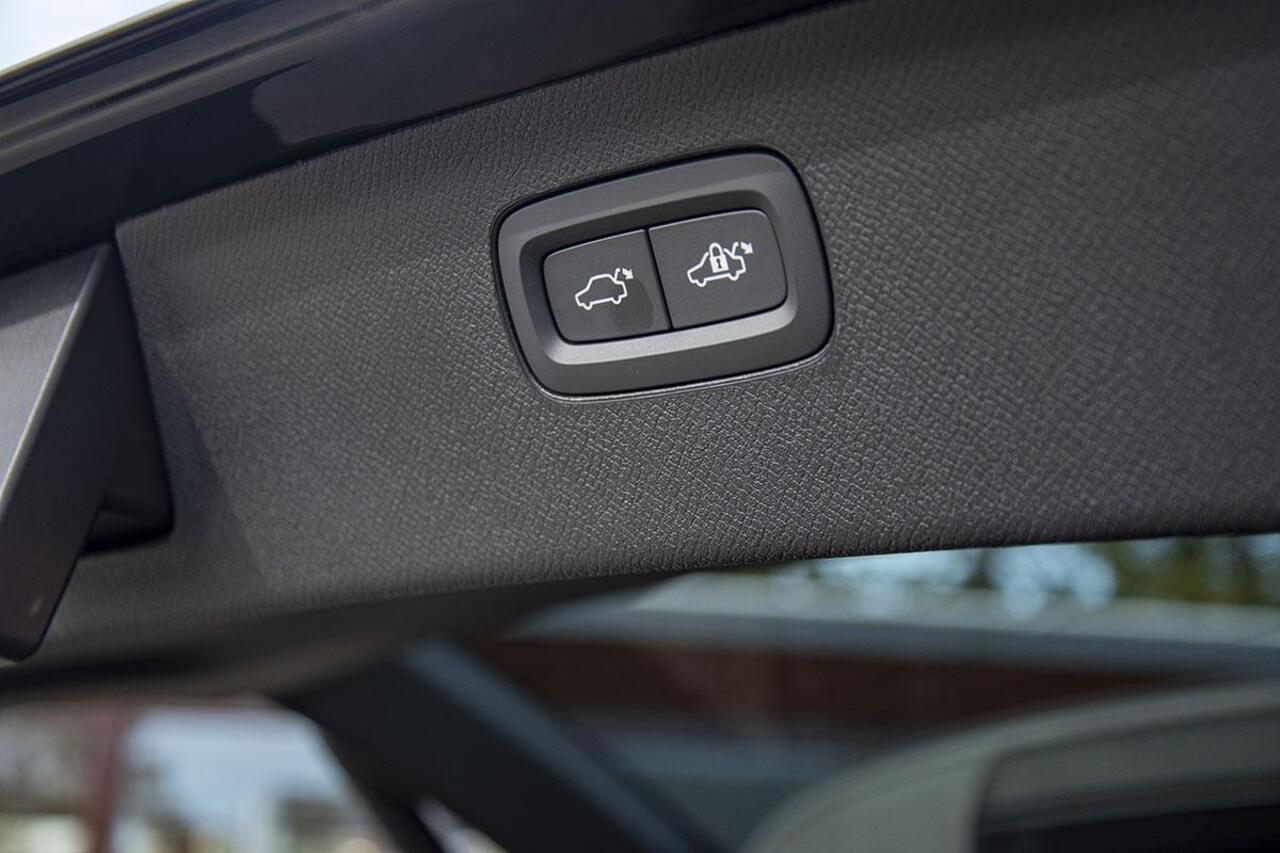 Volvo XC90 2.0 T8 PLUG-IN HYBRID AWD ULTRA DARK