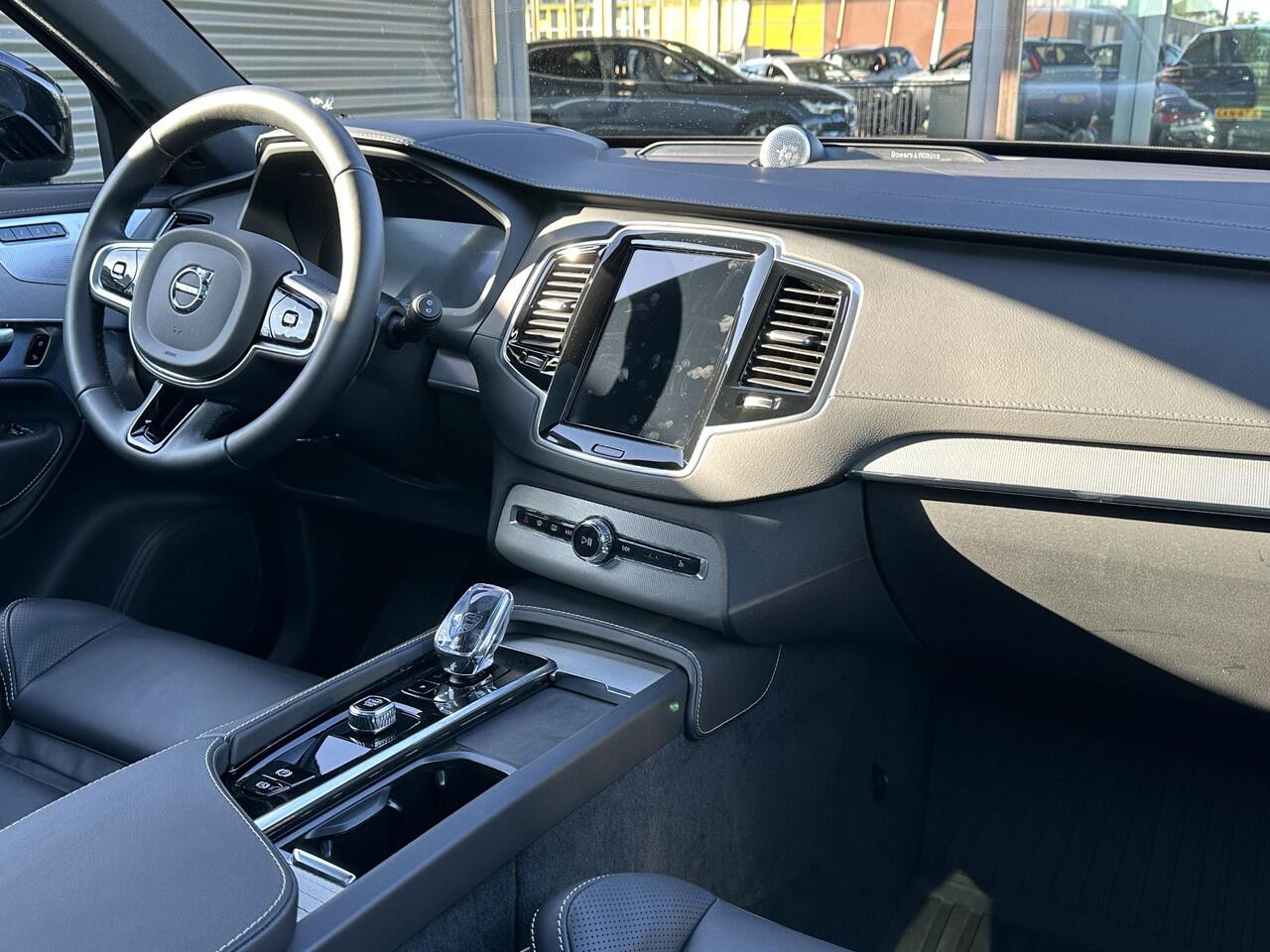 Volvo XC90 2.0 T8 Recharge AWD Ultra Dark / Trekhaak / Pano. dak / Luchtvering / Head-up display / Bowers & Wilkins / 22" velgen / Elek. verstelbare stoelen / Stoelen voor + achter en stuur verwarmd /