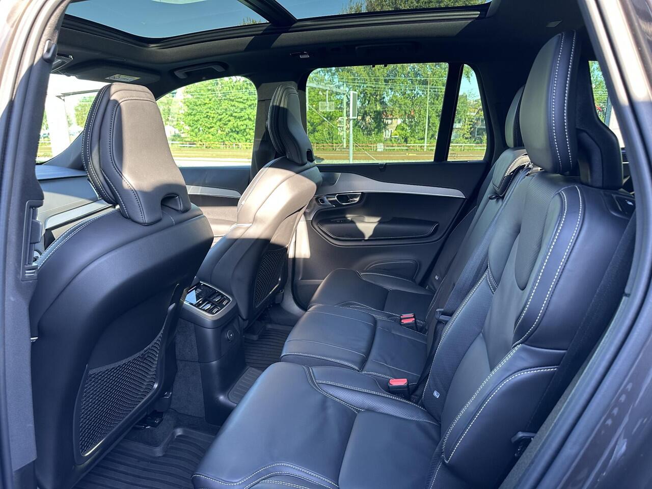 Volvo XC90 2.0 T8 Recharge AWD Ultra Dark / Trekhaak / Pano. dak / Luchtvering / Head-up display / Bowers & Wilkins / 22" velgen / Elek. verstelbare stoelen / Stoelen voor + achter en stuur verwarmd /