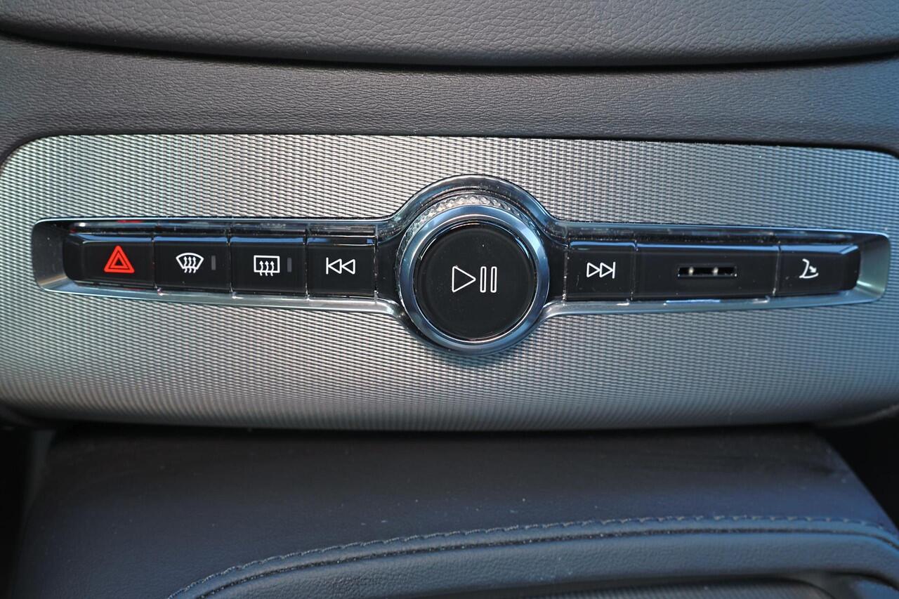 Volvo XC90 T8 Recharge AWD Ultimate Bright - Panorama/schuifdak - IntelliSafe Assist & Surround - Parkeercamera achter - Verwarmde voorstoelen, stuur & achterbank - Parkeersensoren voor & achter - Elektr. bedienb. voorstoelen met geheugen - Draadloze tel. lader - 20