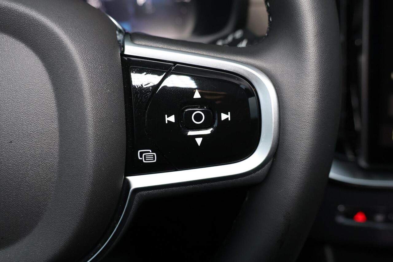 Volvo XC90 T8 Recharge AWD Ultra Bright - Luchtvering - Panorama/schuifdak - IntelliSafe Assist & Surround - 360º Camera - Bowers & Wilkins audio - Adaptieve LED koplampen - Verwarmde voorstoelen, stuur & achterbank - Parkeersensoren voor & achter - Elektr. bedienb.