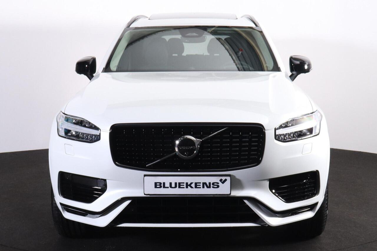 Volvo XC90 T8 Plug-in hybrid AWD Ultra Dark - Luchtvering - Panorama/schuifdak - IntelliSafe Assist & Surround - 360º Camera - Bowers & Wilkins audio - Nappaleder met stoelventilatie - Verwarmde voorstoelen, stuur & achterbank - Parkeersensoren voor & achter - Elekt