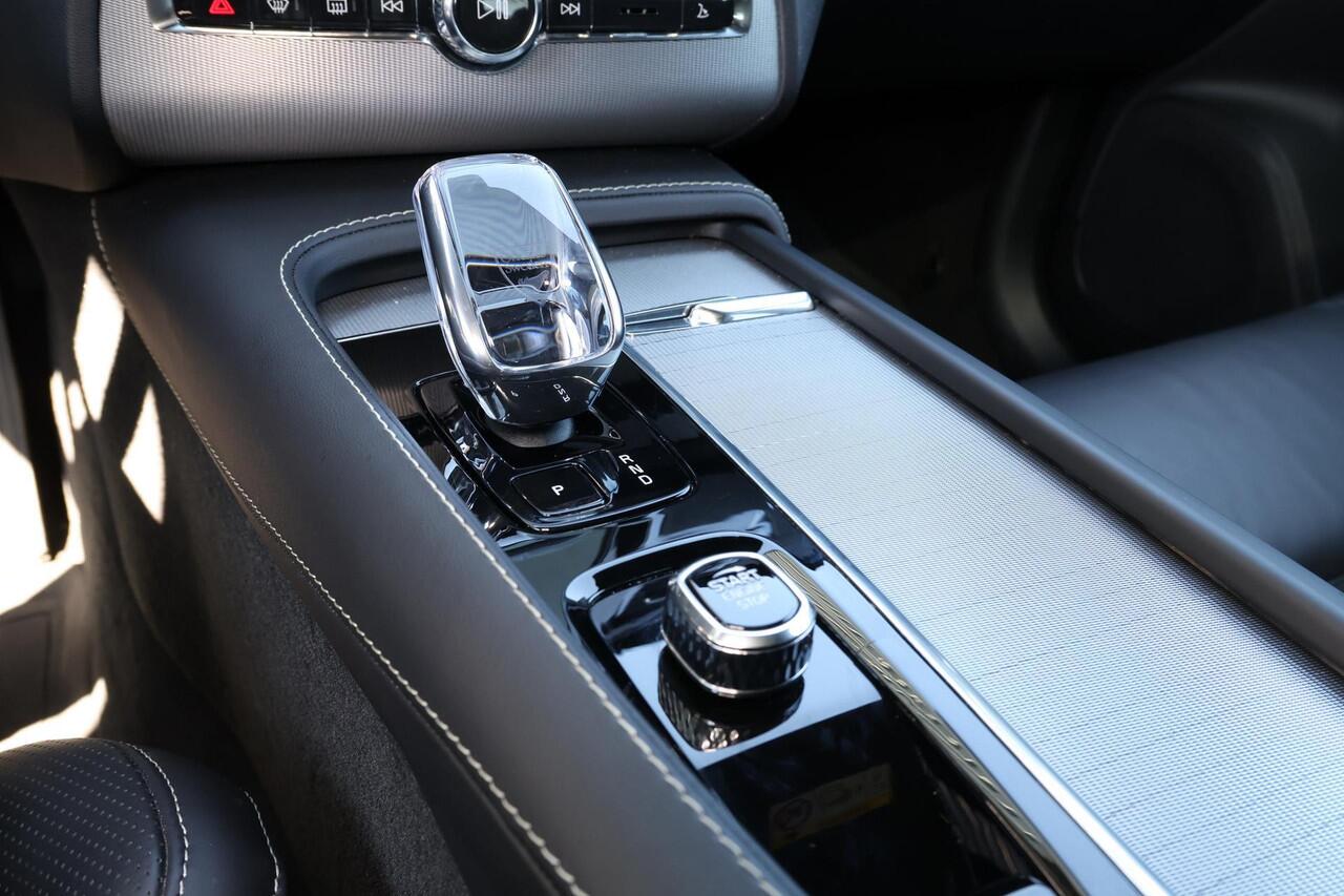 Volvo XC90 T8 Recharge AWD Ultimate Dark - Luchtvering - Panorama/schuifdak - IntelliSafe Assist & Surround - 360º Camera - Bowers & Wilkins audio - Adaptieve LED koplampen - Verwarmde voorstoelen, stuur & achterbank - Parkeersensoren voor & achter - Elektr. bedienb