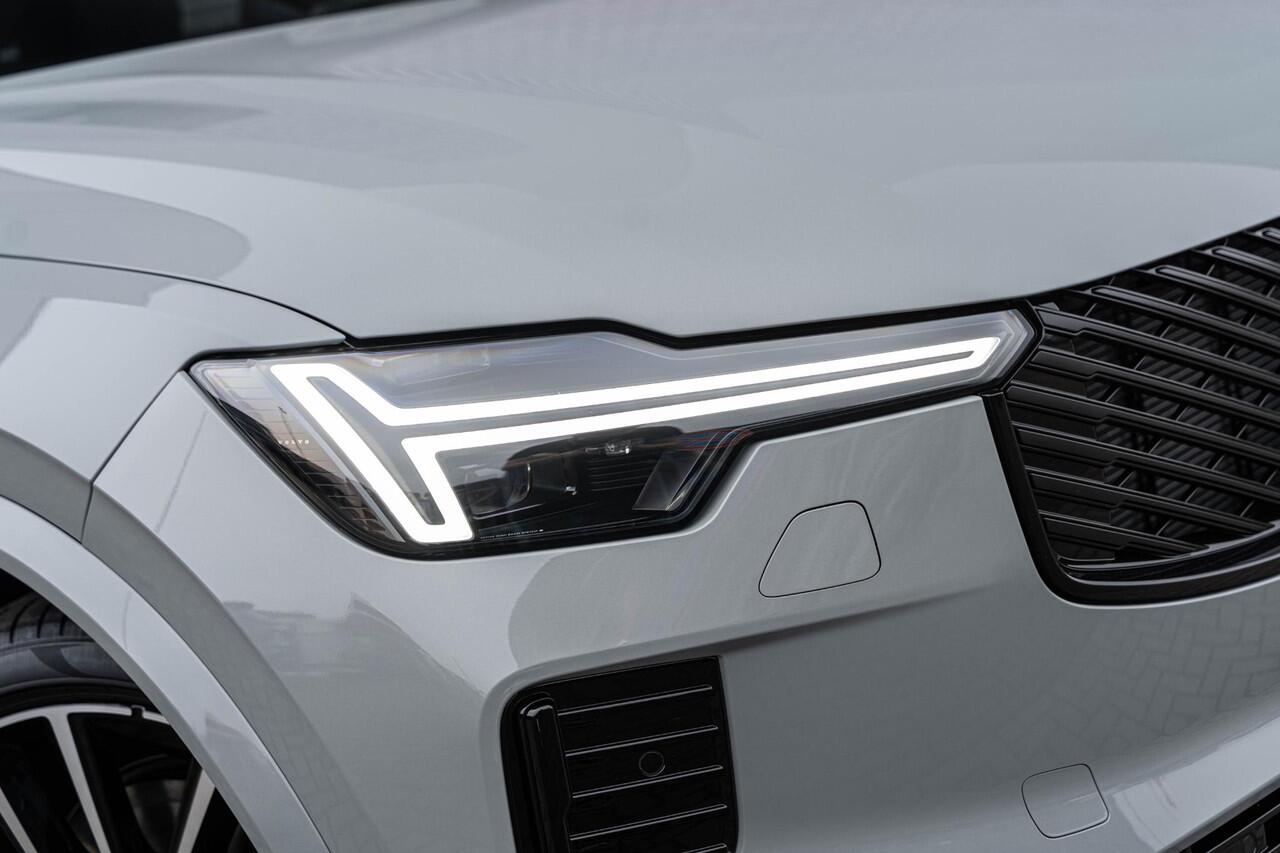 Volvo XC90 T8 Plug-in hybrid AWD Ultra Dark | 7-Zits | Google | Longe Range | Luchtvering | Bowers & Wilkins Audio | Nappa Leder | Head-up Display | Standkachel | Getint Glas | Schuif-/Kanteldak | 22" LM