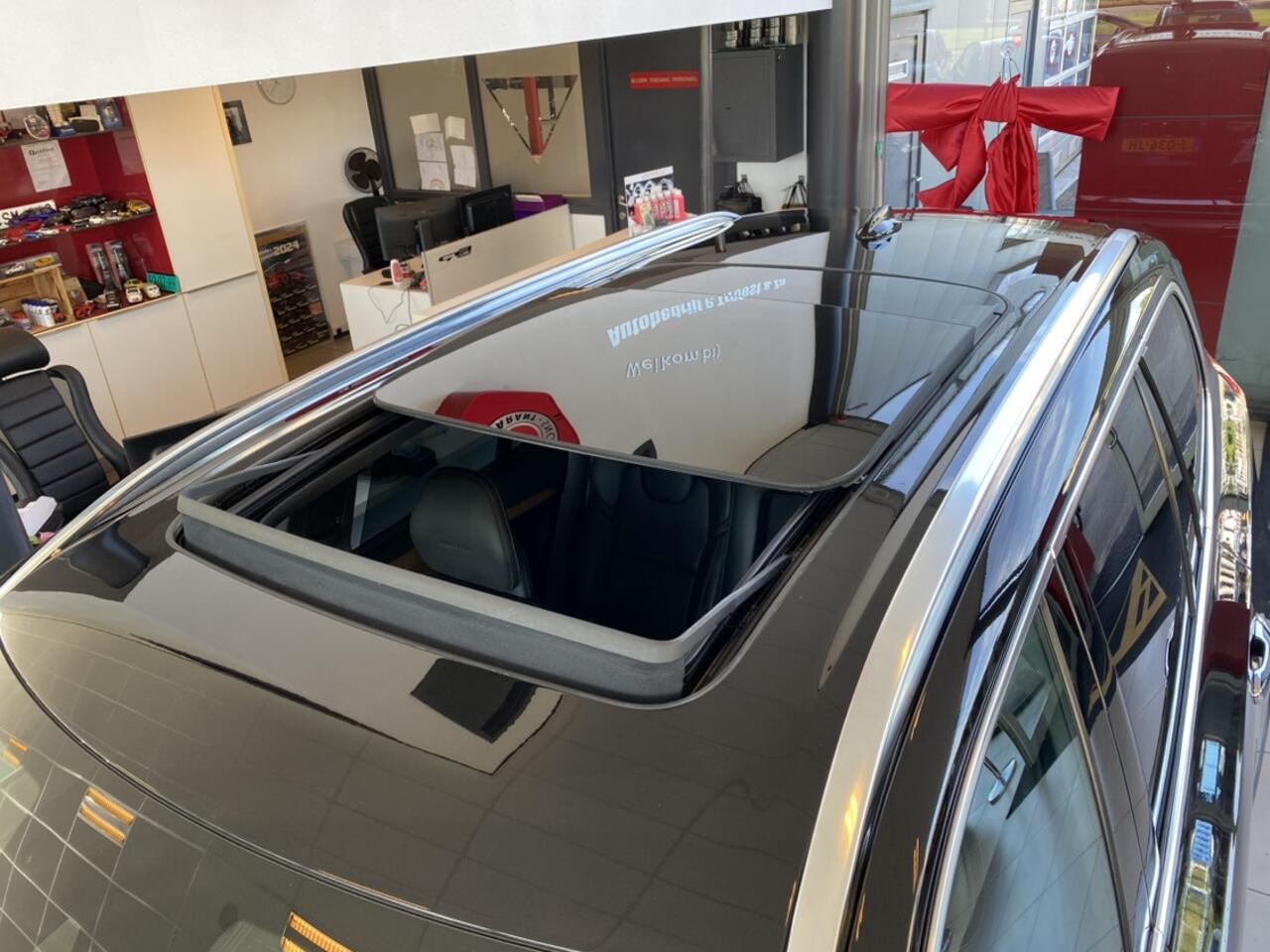 Volvo XC90 2.0 T8 Twin Engine AWD Inscription Intro Edition/Automaat/7-Persoons/Dealeronderhouden/NL Auto/Trekhaak/Panoramadak/390pk/Plug-in Hybride/Head Up Display/Keyless/360 gr.camera/Memorystoelen/Harman Kardon Audio/Stoelverwarming&Verkoeling/Stuurverwarming/En