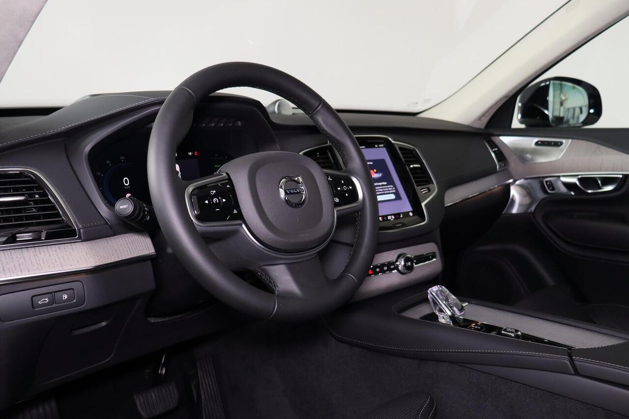 Volvo XC90 T8 Plug-in hybrid AWD Ultra Dark - Luchtvering - Panorama/schuifdak - IntelliSafe Assist & Surround - 360º Camera - Bowers & Wilkins audio - Nappaleder met stoelventilatie - Verwarmde voorstoelen, stuur & achterbank - Parkeersensoren voor & achter - Elekt