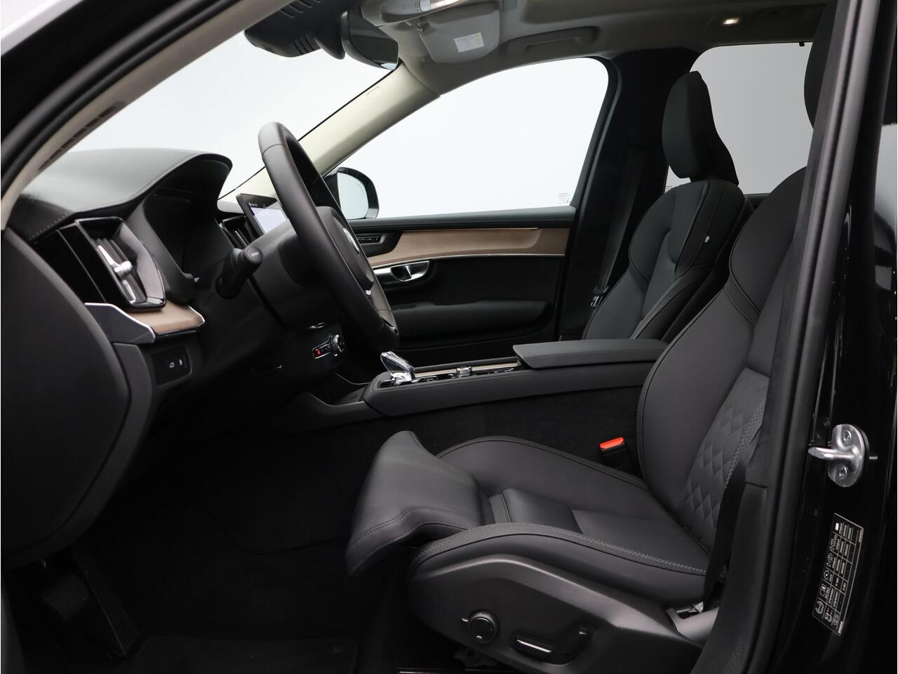 Volvo XC90 T8 Plug-in hybrid AWD Ultra Dark / Luchtvering / Head-Up Display / Pano. dak / 360 camera / Stoel-, stuur-, achterbankverwarming / Harman Kardon / Elektr. stoelverstelling / Blis