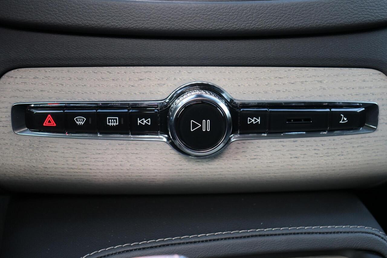 Volvo XC90 T8 Plug-in hybrid AWD Ultra Dark - Luchtvering - Panorama/schuifdak - IntelliSafe Assist & Surround - 360º Camera - Bowers & Wilkins audio - Nappaleder met stoelventilatie - Verwarmde voorstoelen, stuur & achterbank - Parkeersensoren voor & achter - Elekt