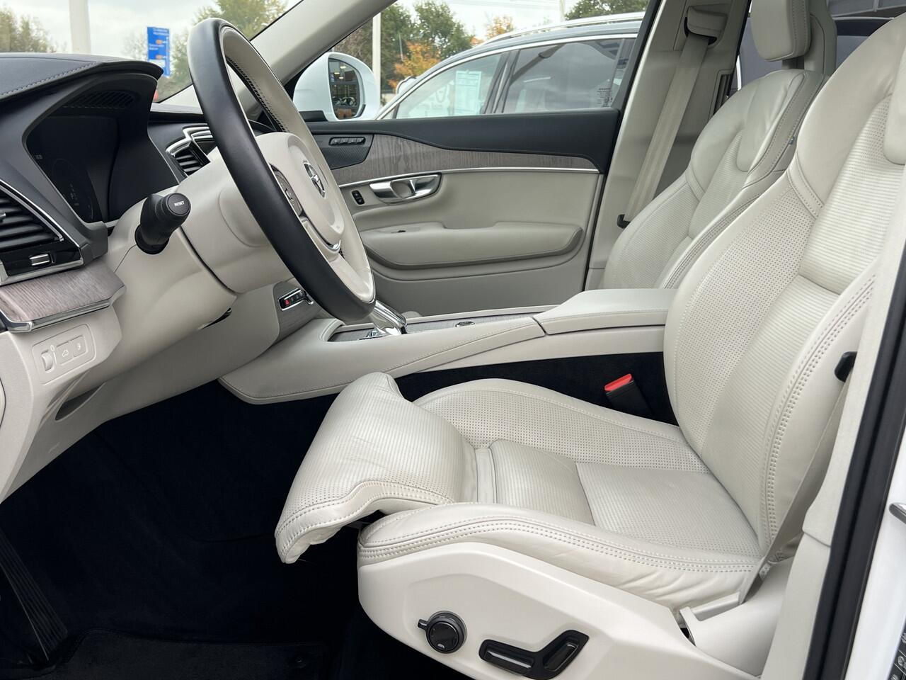 Volvo XC90 2.0 T8 Recharge 392 pk AWD Inscription 7-P Panoramadak Trekhaak Luchtvering 360 Camera Harman Kardon Pilot Assist Stuur + Stoelverwarming + Koeling Nappa Leer Head Up 20 Inch + All Season Plug in Hybride NL Auto Vol Opties