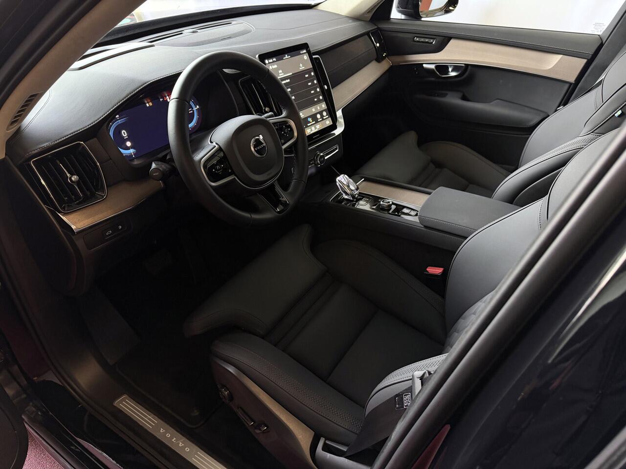 Volvo XC90 2.0 T8 456 PK PHEV AWD LUCHTVERING 7P ULTRA DARK SCHUIFDAK 21''LMV STOEL/STUUR.VERW HARMAN KARDON PANORAMA STANDKACHEL HEADUP ? Top Auto's Wijchen , Altijd een Ruim aanbod van Volvo's i BUSINESS / CORE / BRIGHT / DARK / ULTRA DARK / PLUS DARK / BLACK ED