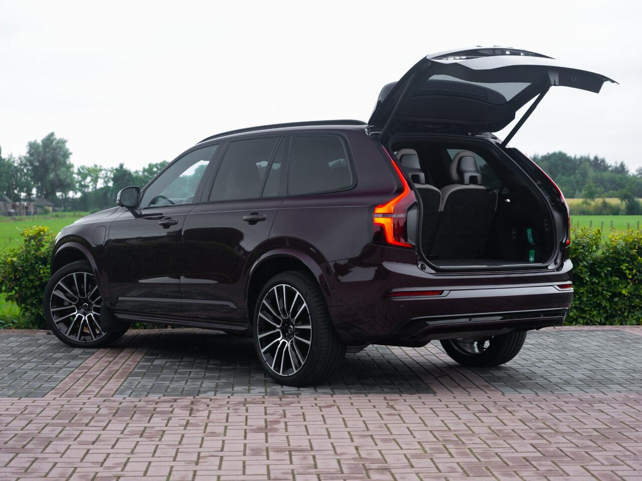 Volvo XC90 2.0 T8 Plug-in hybrid AWD Ultra Dark MY26 455pk | 7p | B&W Surround Stereo | Elek Trekhaak | Luchtvering | Nappa volleder + Stoelkoeling + Massage | 22" | HUD | Etc.. Etc..