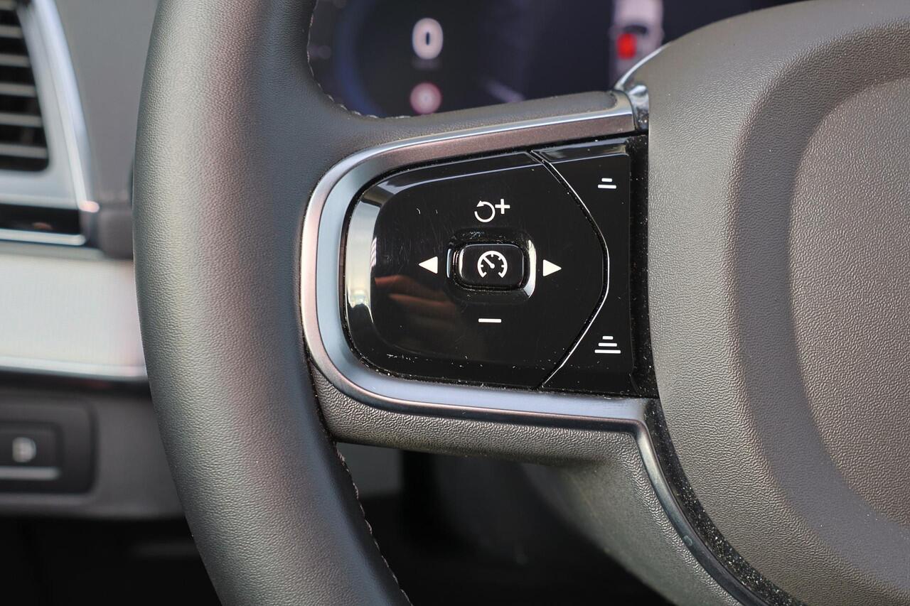 Volvo XC90 T8 Recharge AWD Plus Dark - IntelliSafe Assist & Surround - Adaptieve LED koplampen - Parkeercamera achter - Verwarmde voorstoelen, stuur & achterbank - Parkeersensoren voor & achter - Elektr. bedienb. voorstoelen met geheugen - Draadloze tel. lader - Ext