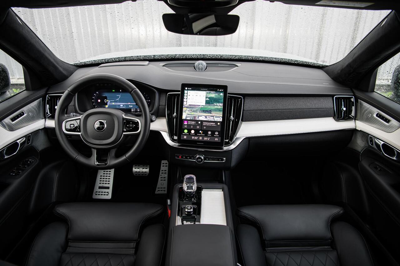 Volvo XC90 2.0 T8 Plug-in hybrid AWD Ultra Dark | Facelift | Black Edition | Trekhaak | Selected Level | Heico | Bowers & Wilkins | Gelamineerd Glas | Luchtvering | 22" Velgen |