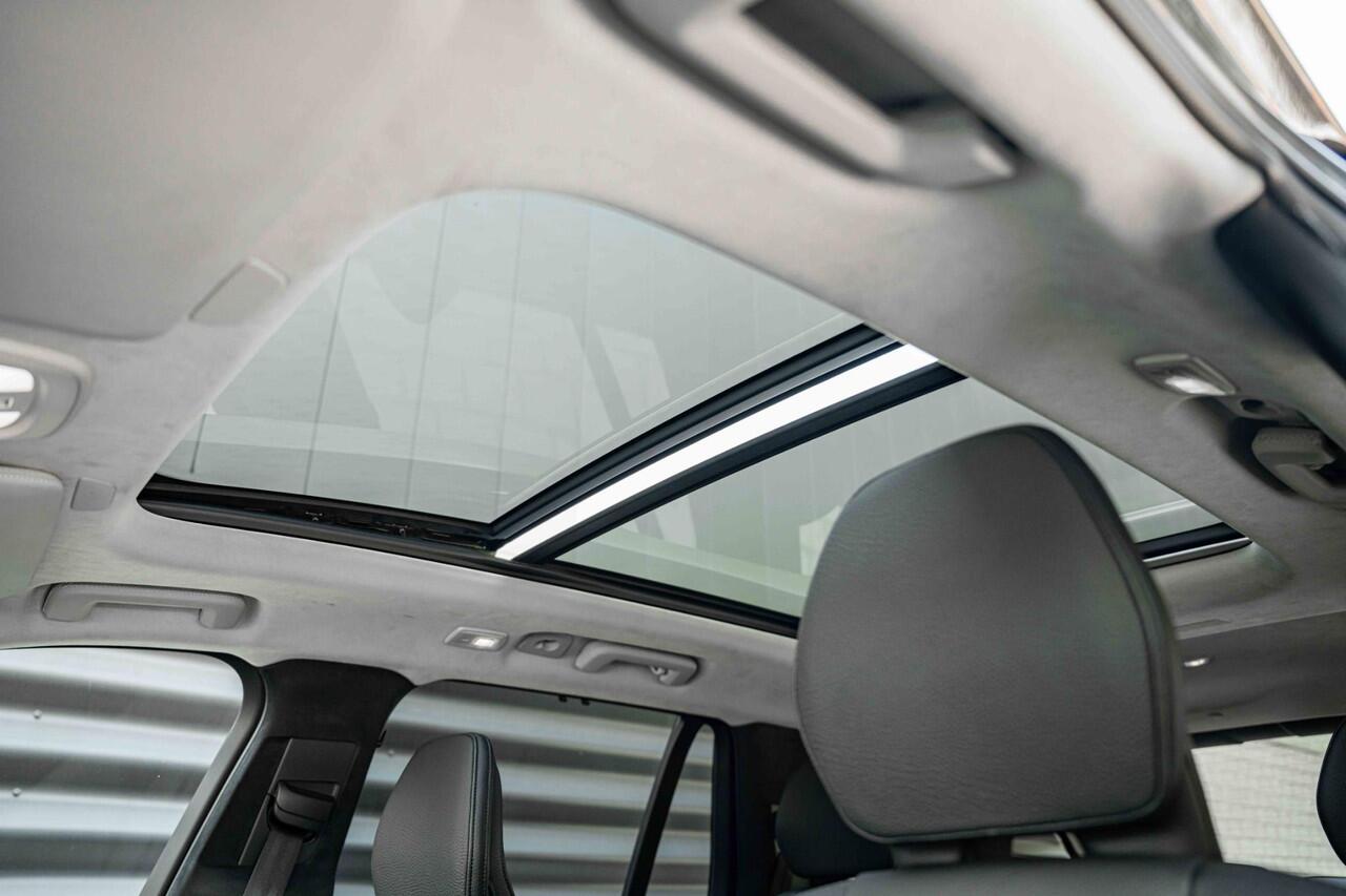 Volvo XC90 T8 Recharge AWD Ultimate Dark | Verwarmbare voorstoelen en stuurwiel | Head up display | Verwarmbare achterbank | Harman Kardon | Panoramadak | Luchtvering | Rondomzicht Camera| 21 inch Lichtmetalen velgen | Semi elektrische trekhaak | Alarmklasse 3