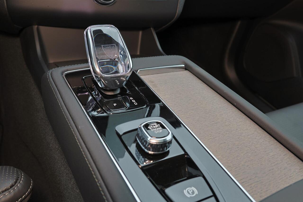 Volvo XC90 T8 Recharge AWD Ultra Dark - Luchtvering - Panorama/schuifdak - IntelliSafe Assist & Surround - 360º Camera - Bowers & Wilkins audio - Adaptieve LED koplampen - Verwarmde voorstoelen, stuur & achterbank - Parkeersensoren voor & achter - Elektr. bedienb. v