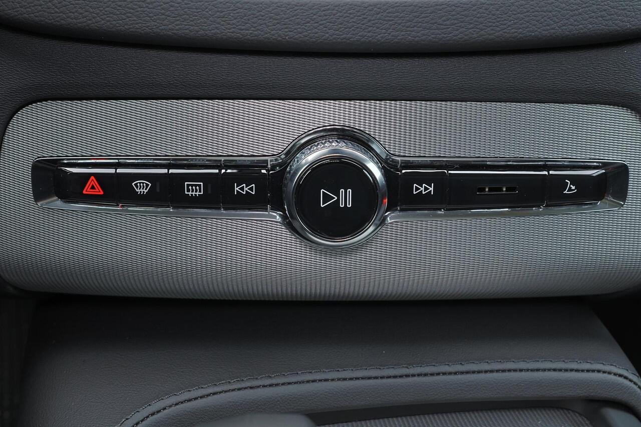 Volvo XC90 T8 Recharge AWD Ultra Bright - Panorama/schuifdak - IntelliSafe Assist & Surround - Harman/Kardon audio - Adaptieve LED koplampen - Parkeercamera achter - Verwarmde voorstoelen, stuur & achterbank - Parkeersensoren voor & achter - Elektr. bedienb. voorsto