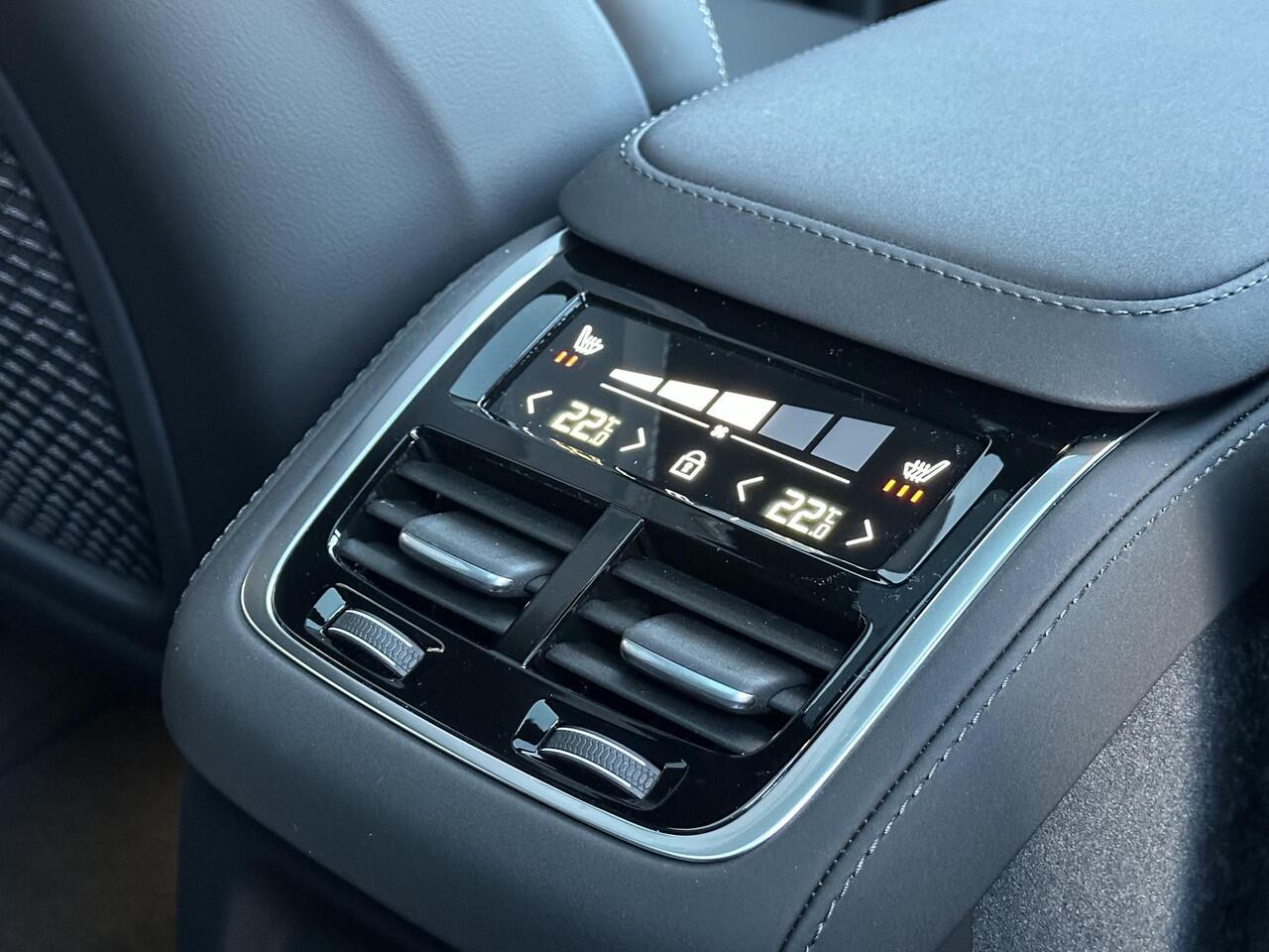 Volvo XC90 2.0 T8 Plug-in hybrid AWD Ultra Dark Exec. Ed. Panorama dak / Luchtvering / Bowers& Wilkins audio / Head-up display / Geventileerd leder met massagefunctie voorstoelen / Nubuck hemelbekl. / 22 inch wielen