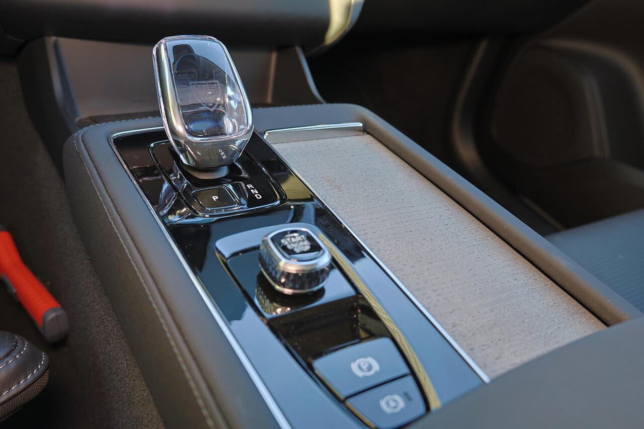 Volvo XC90 T8 Recharge AWD Ultra Dark - Luchtvering - Panorama/schuifdak - IntelliSafe Assist & Surround - 360º Camera - Bowers & Wilkins audio - Adaptieve LED koplampen - Verwarmde voorstoelen, stuur & achterbank - Parkeersensoren voor & achter - Elektr. bedienb. v