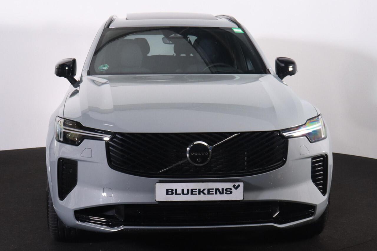 Volvo XC90 T8 Recharge AWD Ultra Dark - Luchtvering - Panorama/schuifdak - IntelliSafe Assist & Surround - 360º Camera - Bowers & Wilkins audio - Verwarmde voorstoelen, stuur & achterbank - Parkeersensoren voor & achter - Elektr. bedienb. voorstoelen met geheugen - 