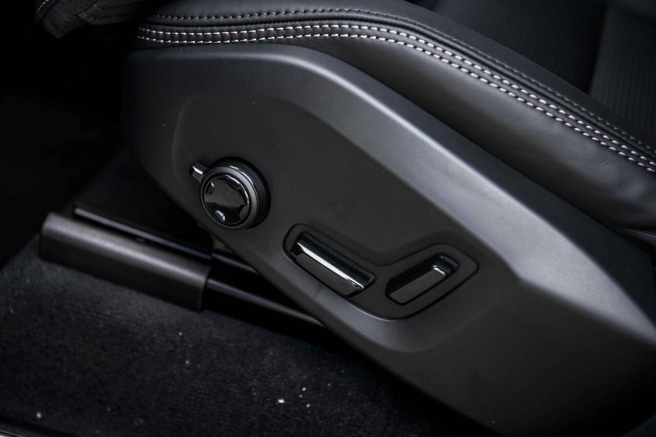 Volvo XC90 2.0 T8 Plug-in hybrid AWD Ultra Dark Executive Edition | | Luchtvering | Panoramadak | Stoel-/Stuurverwarming | Massagestoelen | 360° parkeercamera | Head-Up Display | LED Matrix koplampen | Adaptieve Cruise Control |