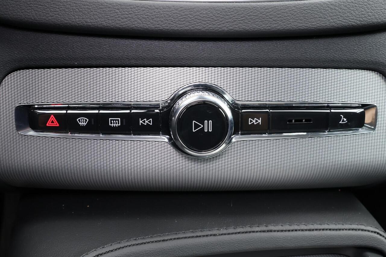 Volvo XC90 T8 Recharge AWD Ultra Bright - Panorama/schuifdak - IntelliSafe Assist & Surround - Harman/Kardon audio - Adaptieve LED koplampen - Parkeercamera achter - Verwarmde voorstoelen, stuur & achterbank - Parkeersensoren voor & achter - Elektr. bedienb. voorsto