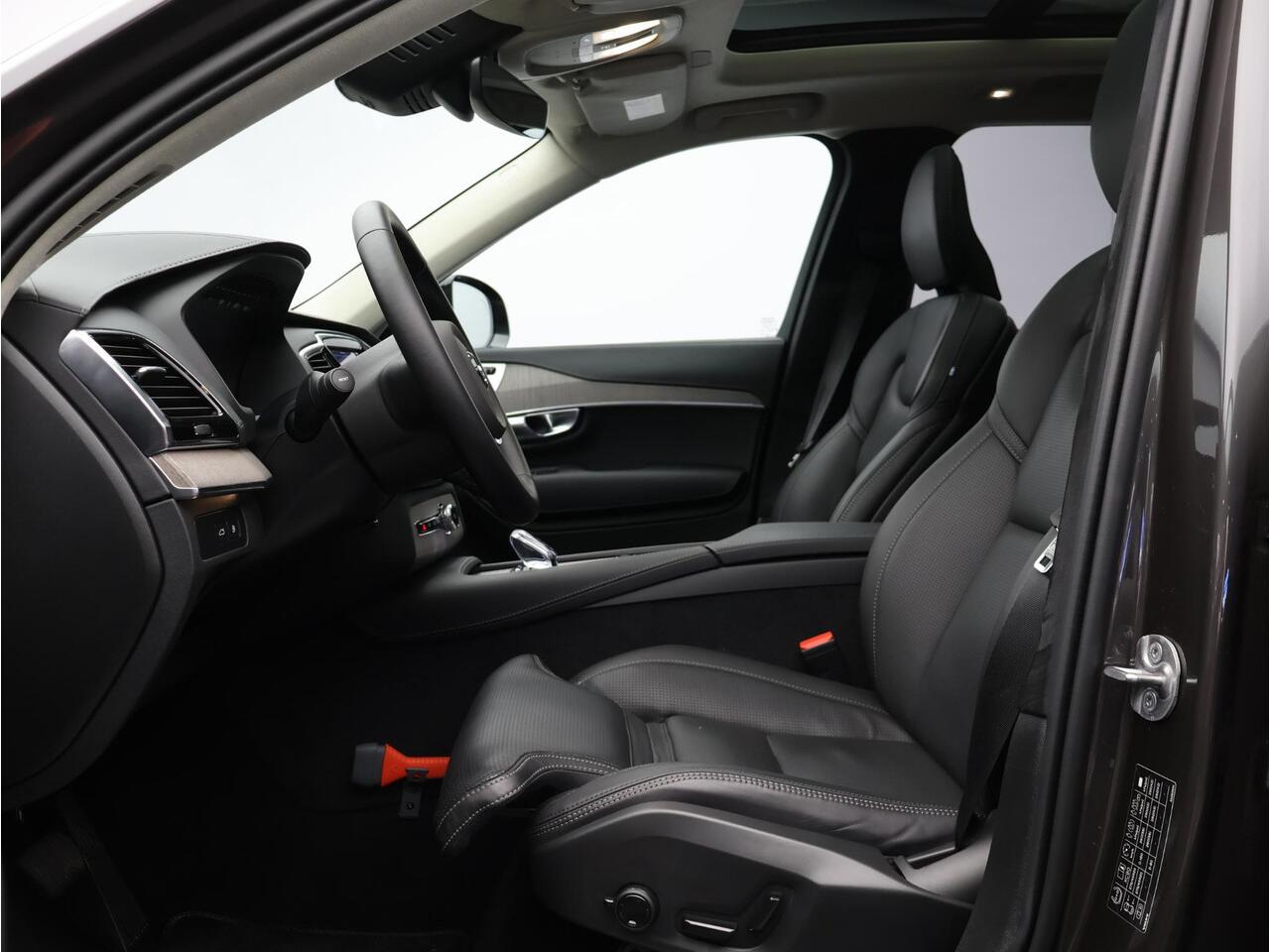 Volvo XC90 2.0 T8 Plug-in hybrid AWD Ultra Dark / Trekhaak / Luchtvering / Bowers & Wilkins Audio / Stoelventilatie / Massagestoelen / Head-Up Display / 360° camera / Pano. dak / Stoel+ Stuurwielverwarming / Verwarmbare Achterbank / Elek. verstelbare stoelen + geheu