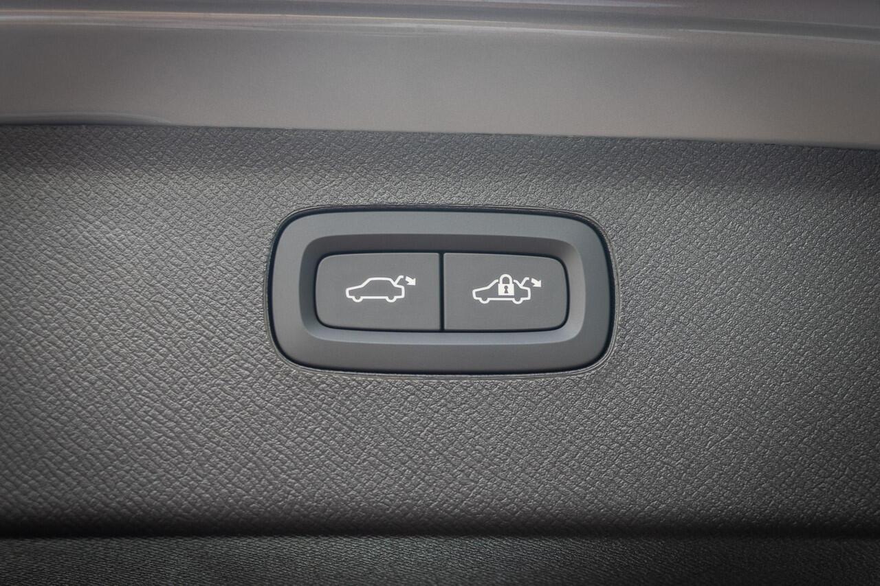 Volvo XC90 T8 Plug-in hybrid AWD Ultra Dark | Bowers & Wilkins Premium Audio | Luchtvering | 360 Camera | Head-Up | Massage + ventilatie | Extra Getint Glas | Trekhaak inklapbaar |