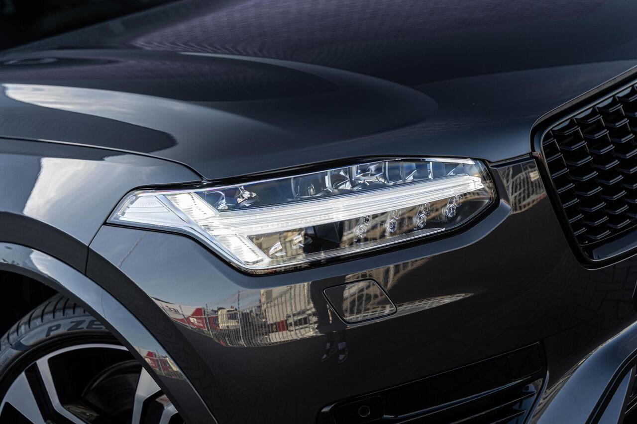 Volvo XC90 T8 Recharge AWD Ultimate Dark | Long Range | Google | Adaptieve Cruise | Schuif-/Kanteldak | Bowers & Wilkins Audio | 360° Camera | Head-Up Display | Stoel-/Stuurverwarming | Gelaagde Zijruit(en) | Getint Glas | 22" LM