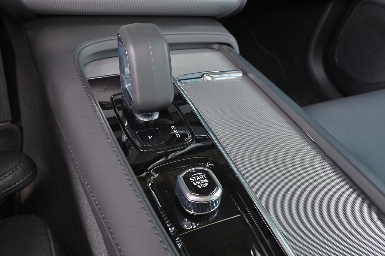 Volvo XC90 T8 Recharge AWD Ultra Bright - Panorama/schuifdak - IntelliSafe Assist & Surround - Harman/Kardon audio - Adaptieve LED koplampen - Parkeercamera achter - Verwarmde voorstoelen, stuur & achterbank - Parkeersensoren voor & achter - Head up display - Elektr