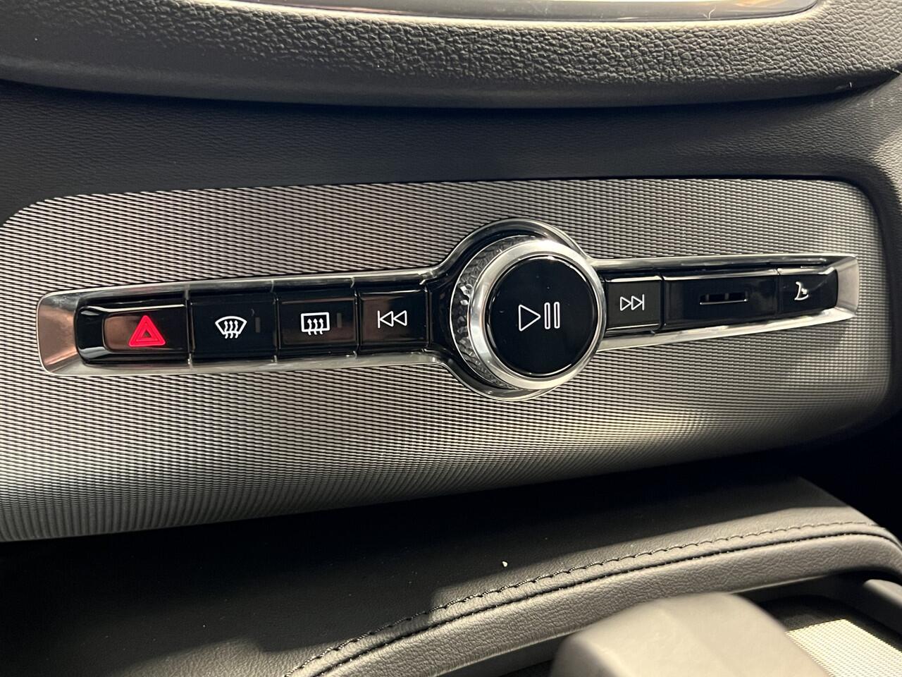 Volvo XC90 2.0 T8 Recharge AWD Plus Dark Long Range | Android/Apple Carplay | LM Velgen 20" | Trekhaak | Voorstoelen + Achterbank + Stuur Verwarmd | Adaptieve Cruise Control |