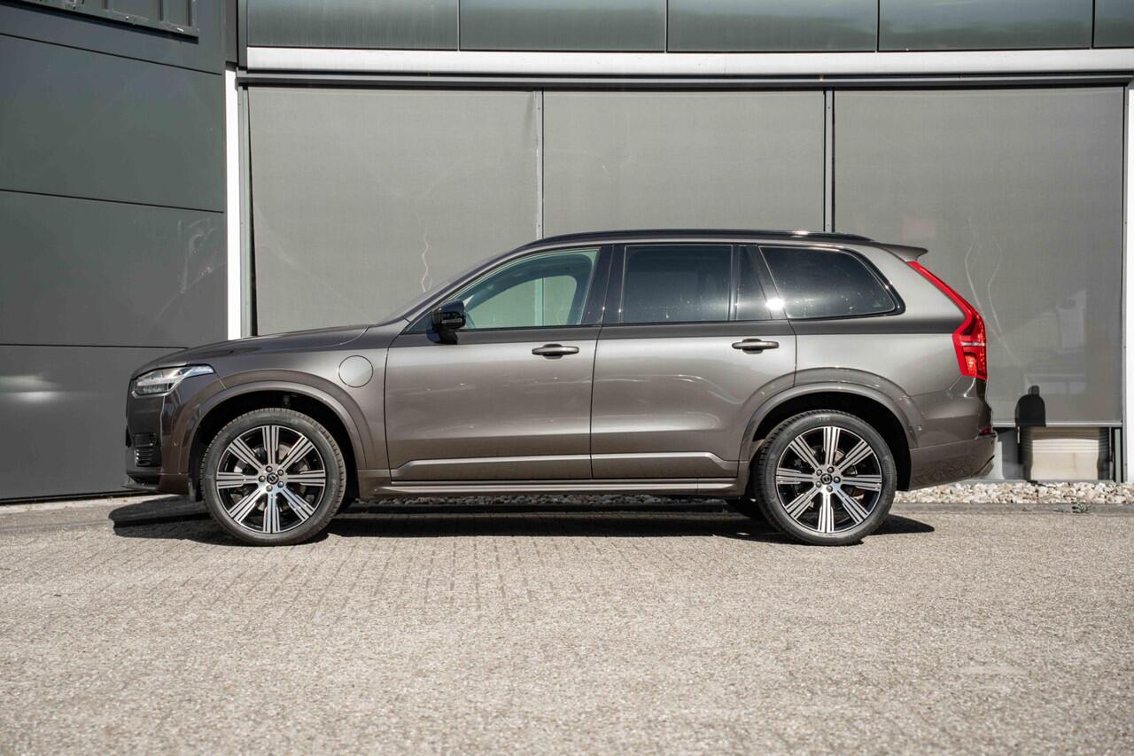 Volvo XC90 T8 Recharge AWD Ultimate Dark | Verwarmbare voorstoelen en stuurwiel | Head up display | Verwarmbare achterbank | Harman Kardon | Panoramadak | Luchtvering | Rondomzicht Camera| 21 inch Lichtmetalen velgen | Semi elektrische trekhaak | Alarmklasse 3