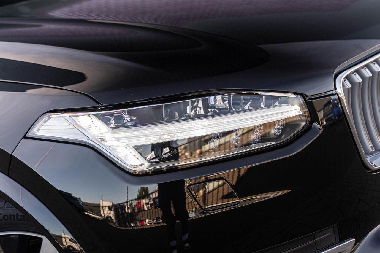 Volvo XC90 T8 Recharge AWD Ultimate Bright | 7-Zits | Longe Range | Google | Schuif-/Kanteldak | Head-Up Display | 360 Camera | Keyless | Getint Glas | Adaptieve Cruise | DAB | Stoel-/Stuurverwarming | Harman Kardon Audio | 21" LM