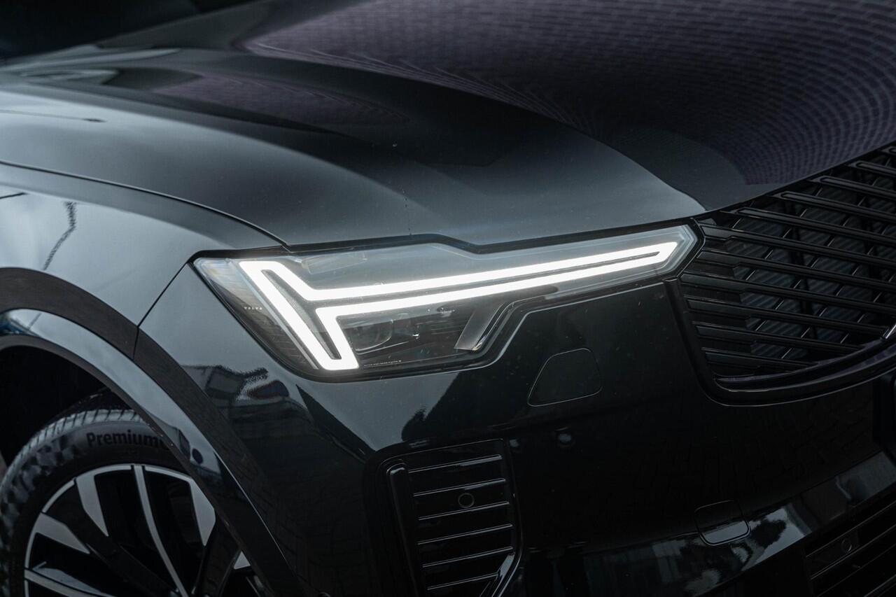 Volvo XC90 T8 Plug-in hybrid AWD Ultra Dark | 7 zits | Adaptieve Cruise Control | Panoramadak | Nappa Lederen Bekleding | Stoelmassage | Harman Kardon Audio | 21" Velgen | Stoel-/Stuurverwarming |