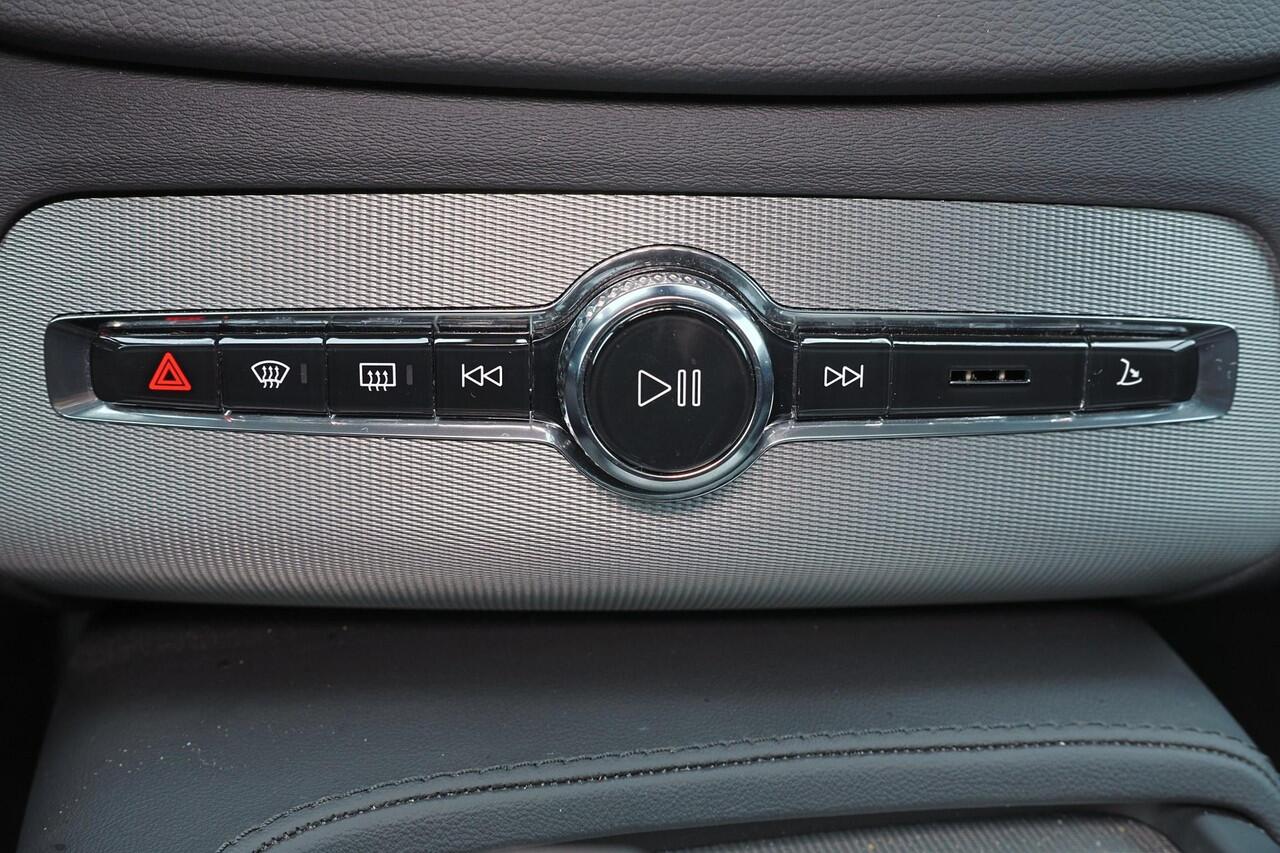 Volvo XC90 T8 Recharge AWD Ultra Bright - Panorama/schuifdak - IntelliSafe Assist & Surround - 360º Camera - Harman/Kardon audio - Adaptieve LED koplampen - Verwarmde voorstoelen, stuur & achterbank - Parkeersensoren voor & achter - Elektr. bedienb. voorstoelen met 